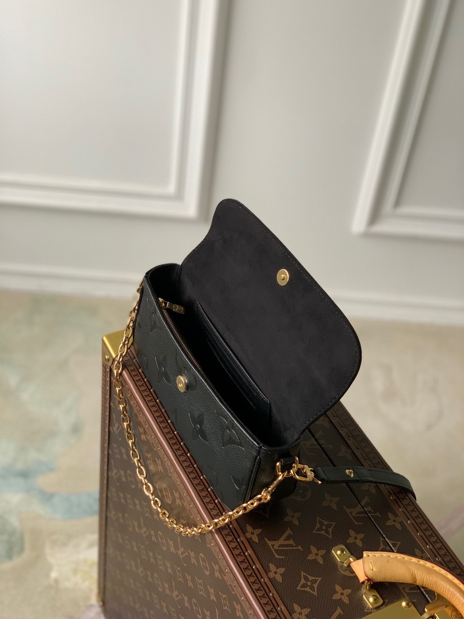 L0vis Vvtt0n Wallet on Chain Ivy M82210