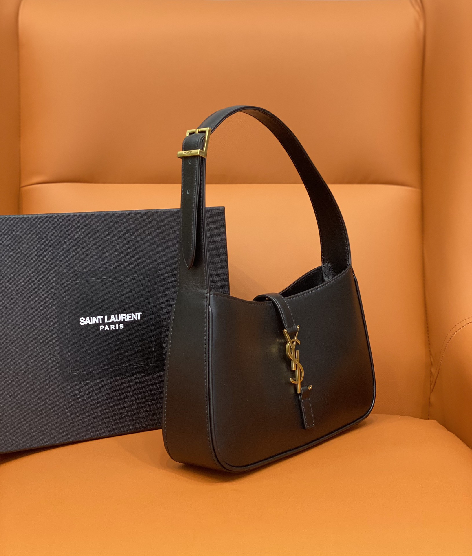 Y51 LE 5 À 7 IN SMOOTH LEATHER NOIR 23 X 16 X 6.5 CM