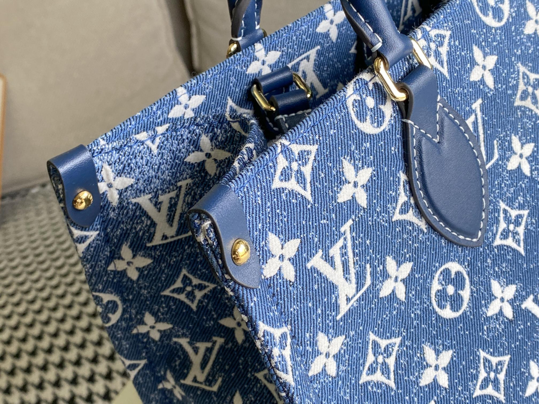 L0vis Vvtt0n OnTheGo MM M59608 35x27x14CM
