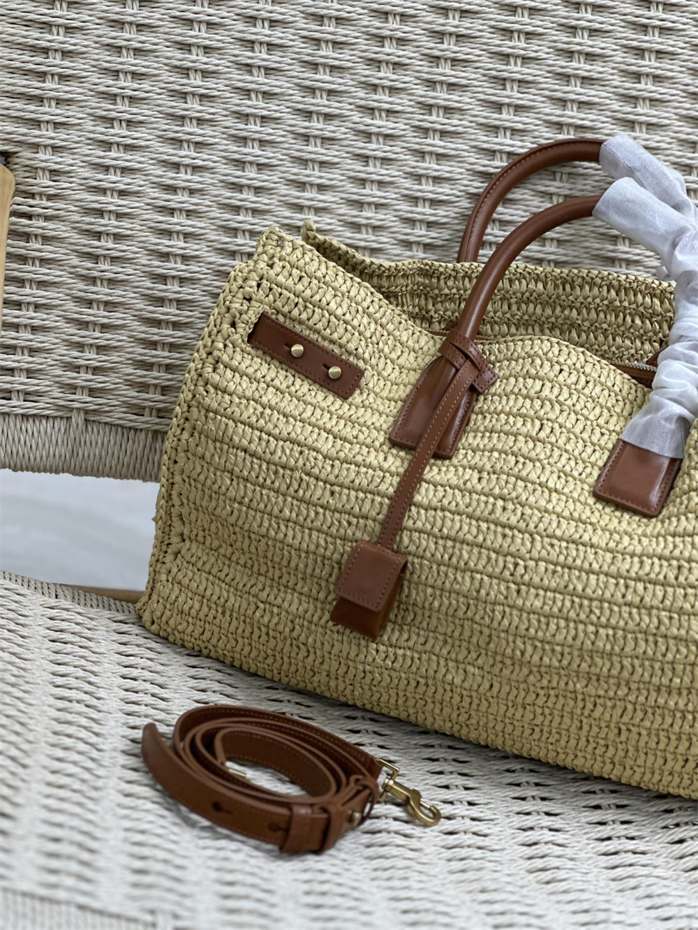 y51 sac de jour medium s*pple in raffia and vegetable-tanned leather naturel and bR1ck