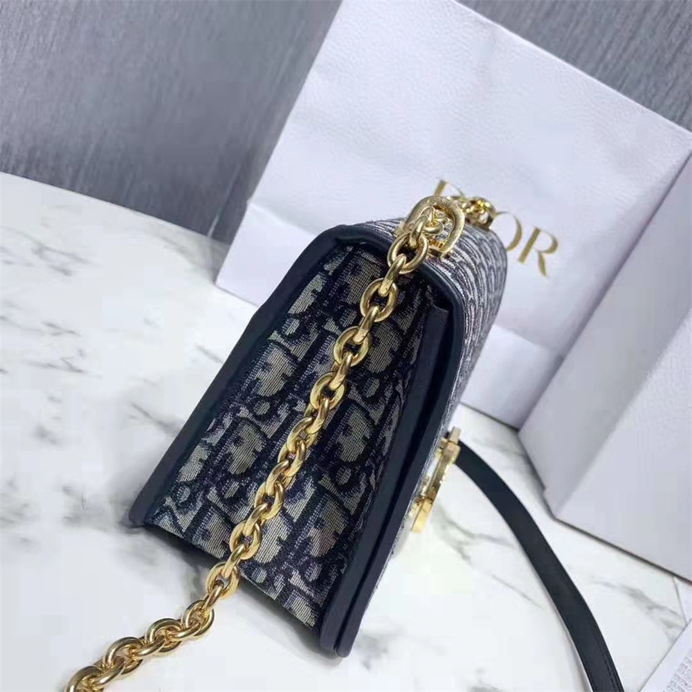 D10r 30 MONTAIGNE CHAIN BAG Oblique 24x18x8 cm