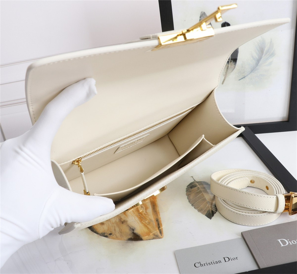 D10r 30 MONTAIGNE CHAIN BAG Grained White