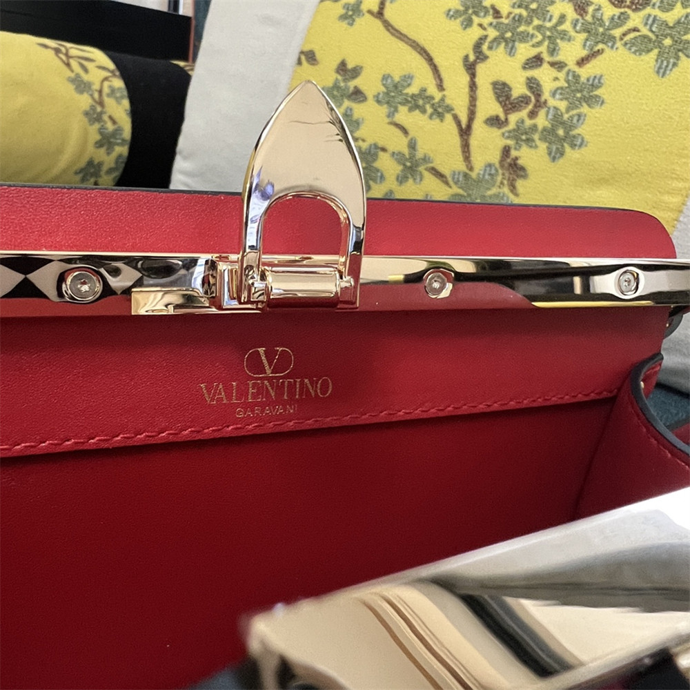 Va1e*ntin0 GARAVANI ROCKSTUD23 SMALL SMOOTH CALFSKIN SHOULDER BAG RED