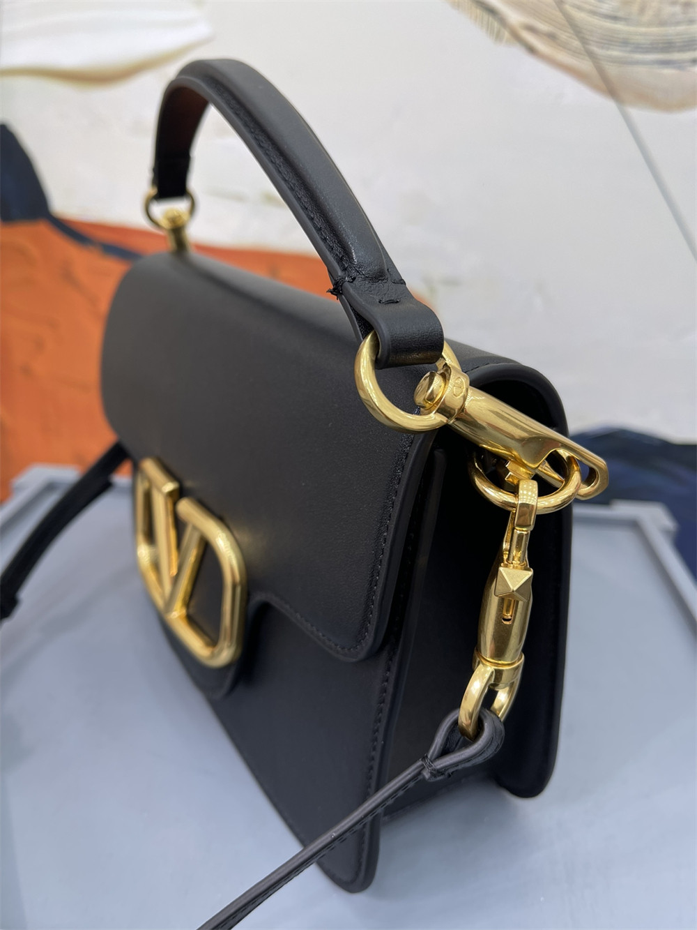 Va1e*ntin0 GARAVANI LOCÒ CALFSKIN SHOULDER SMALL BAG BLACK 22 x 16 x 7 cm