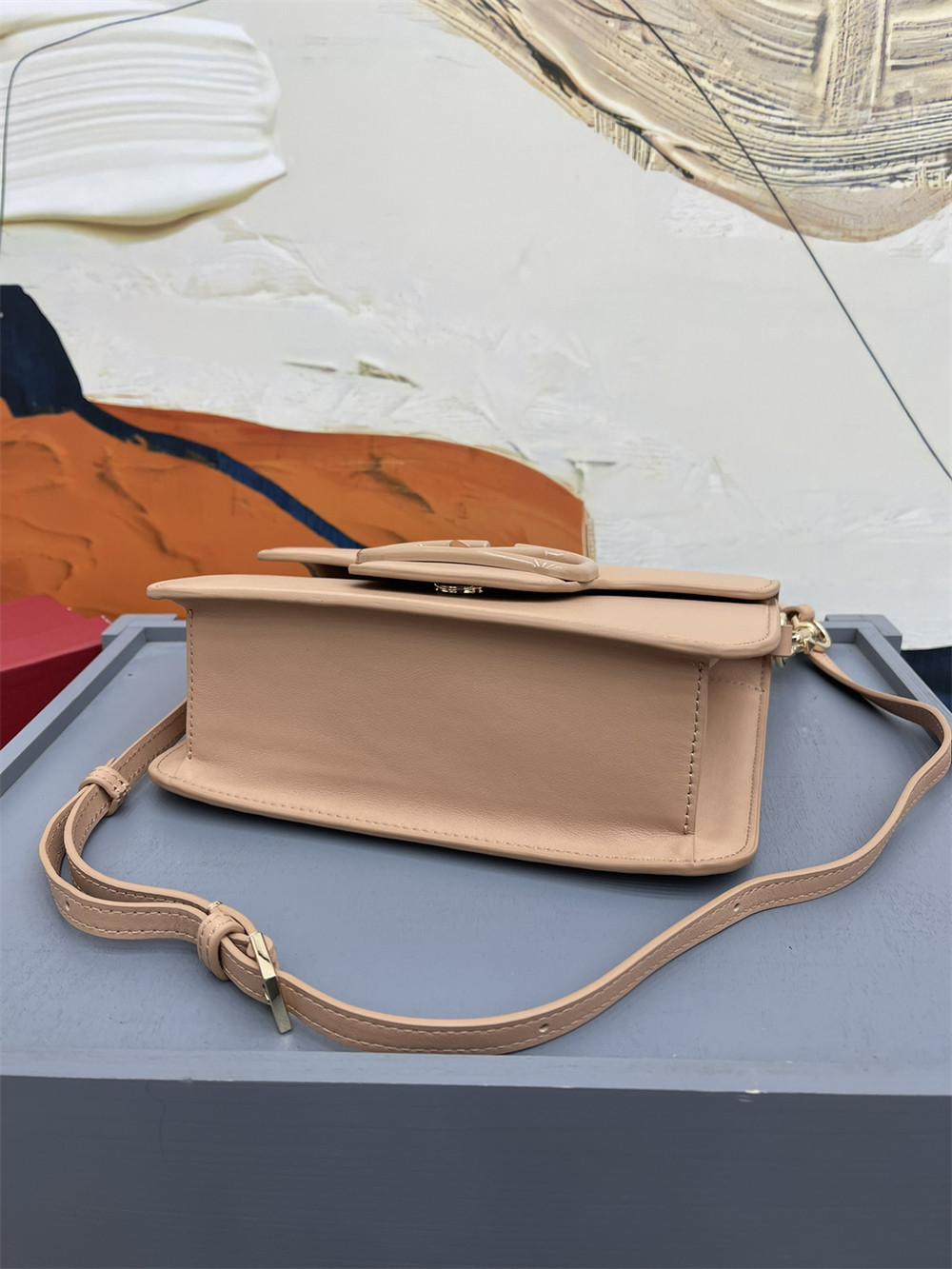 Va1e*ntin0 GARAVANI LOCÒ CALFSKIN SHOULDER SMALL BAG ROSE CANNELLE 22 x 16 x 7 cm