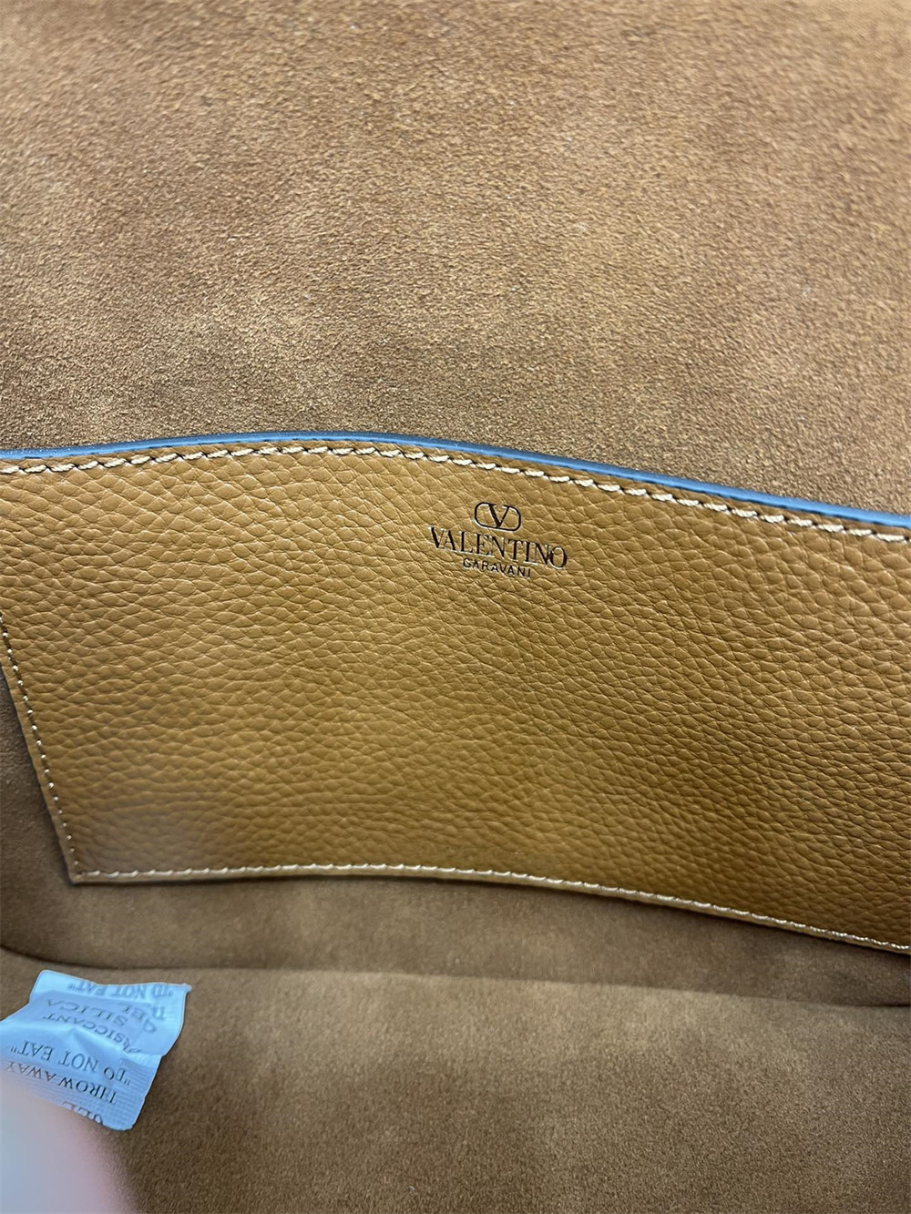 Va1e*ntin0 GARAVANI ALLTIME GRAINY CALFSKIN SHOULDER BAG BROWN