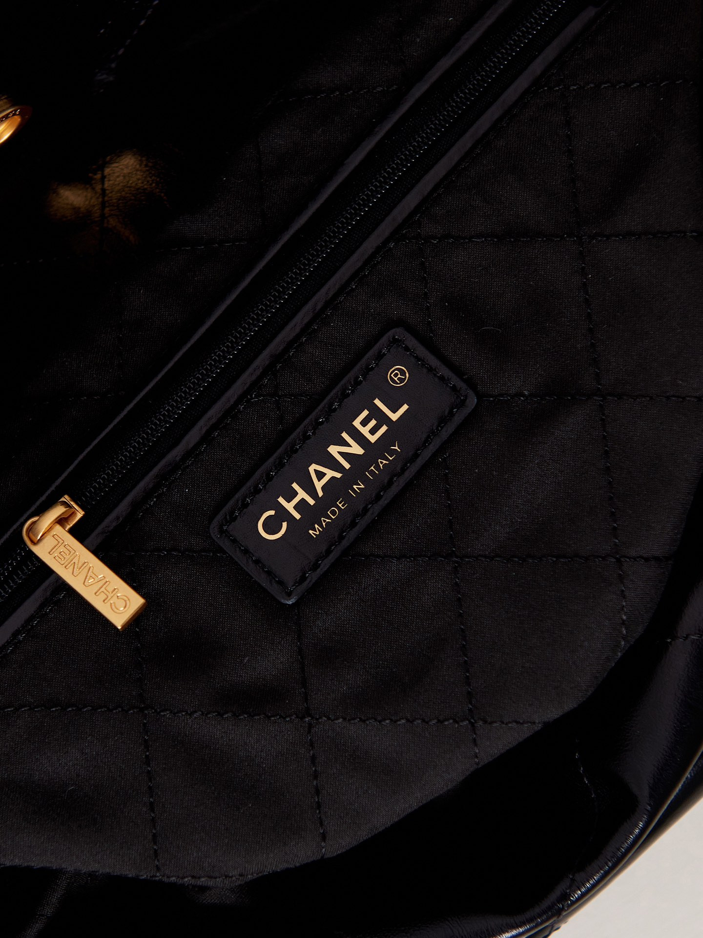 Ch**el 22 HANDBAG Shiny Calfskin & Gold-Tone Metal Black 15.2×16.4×3.1 in