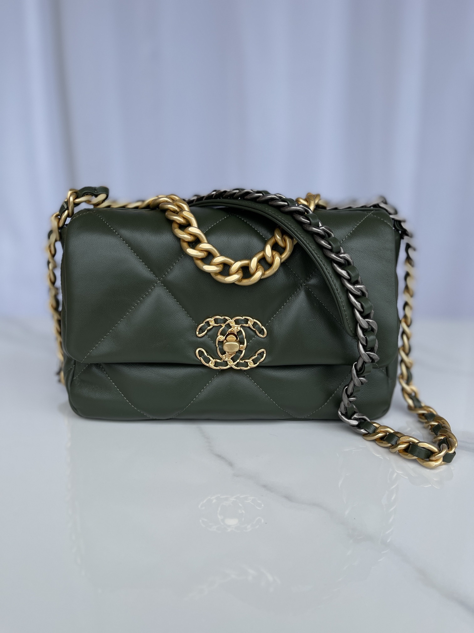 Ch**el 19 HANDBAG Shiny Leather, Gold-Tone, Silver-Tone & Ruthenium-Finish Metal Dark Green 6.2 × 10.1 × 3.5 in