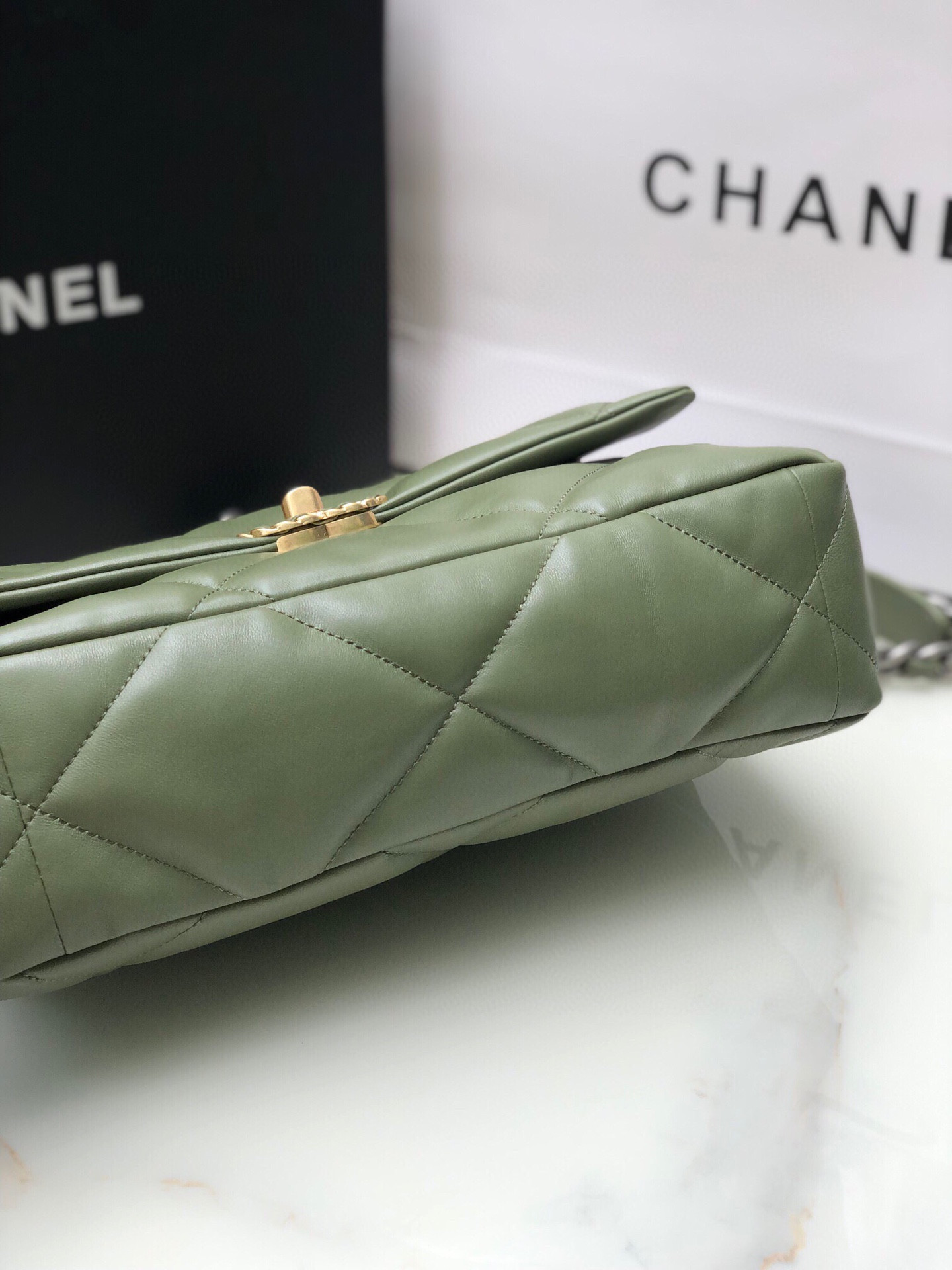 Ch**el 19 LARGE HANDBAG Shiny Leather, Gold-Tone, Silver-Tone & Ruthenium-Finish Metal Dark Green 7.8 × 11.7 × 3.9 in