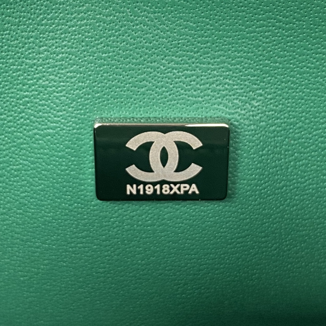Ch**el CLASSIC HANDBAG GRAINED SHINY CALFSKIN & SILVER-TONE METAL GREEN 6 × 9.9 × 2.5 in