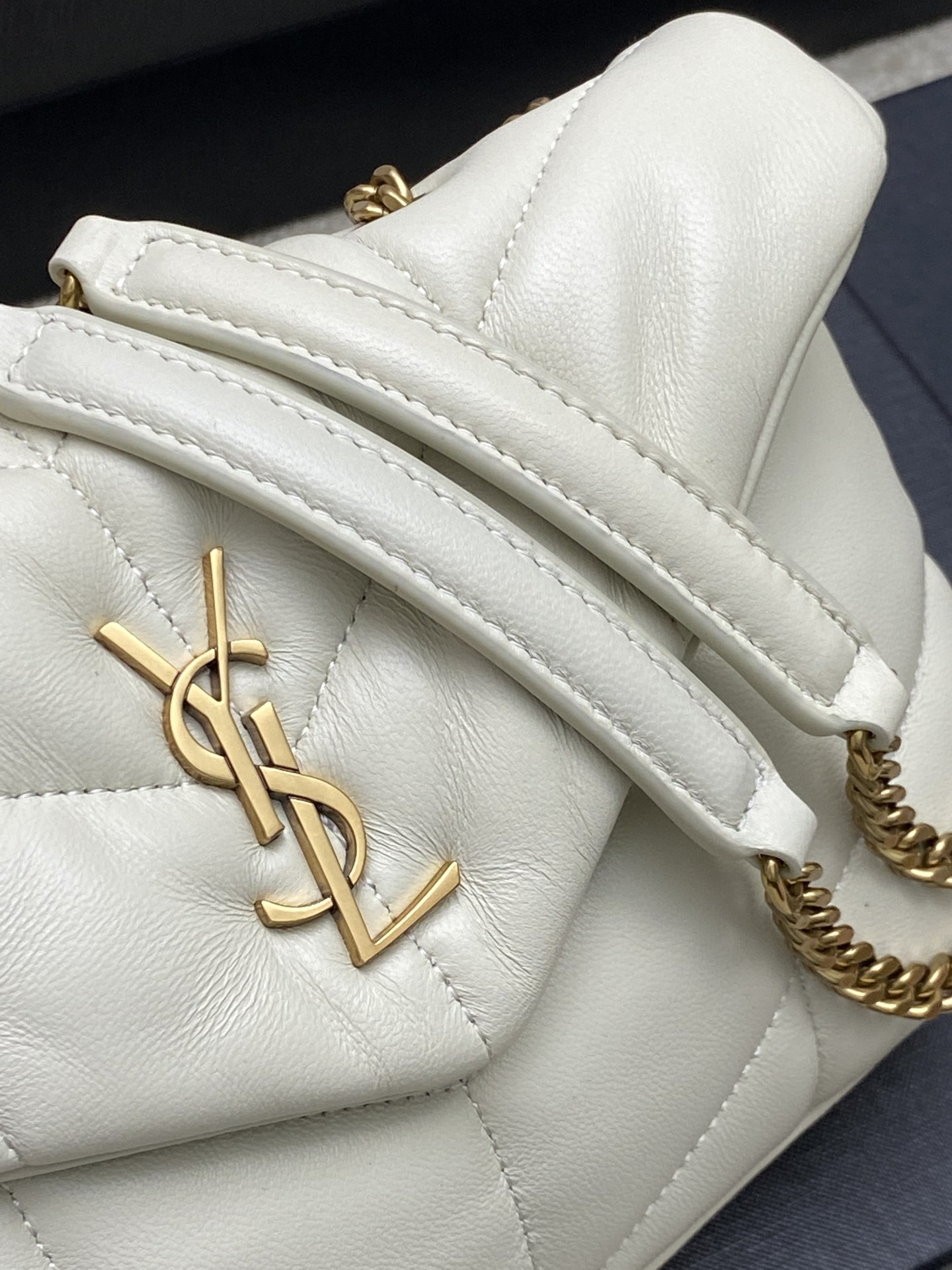 Y51 PUFFER IN LEATHER WHITE 23 X 15.5 X 5.8 CM