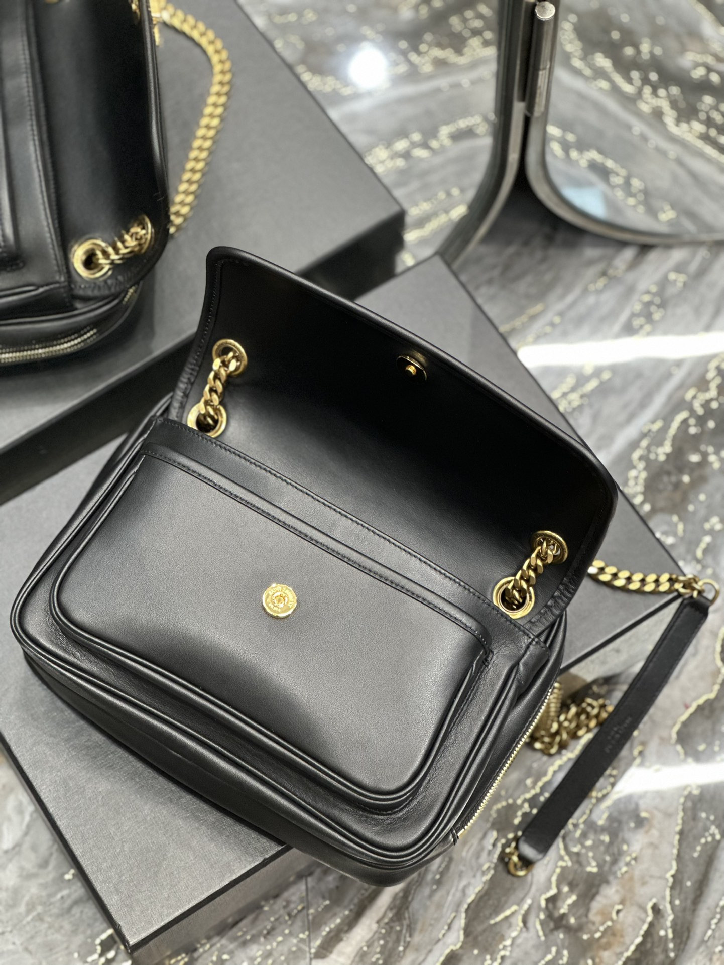 Y51 NIKI MEDIUM IN VINTAGE LEATHER BLACK GOLD 11 X 7.8 X 3.3 INCHES