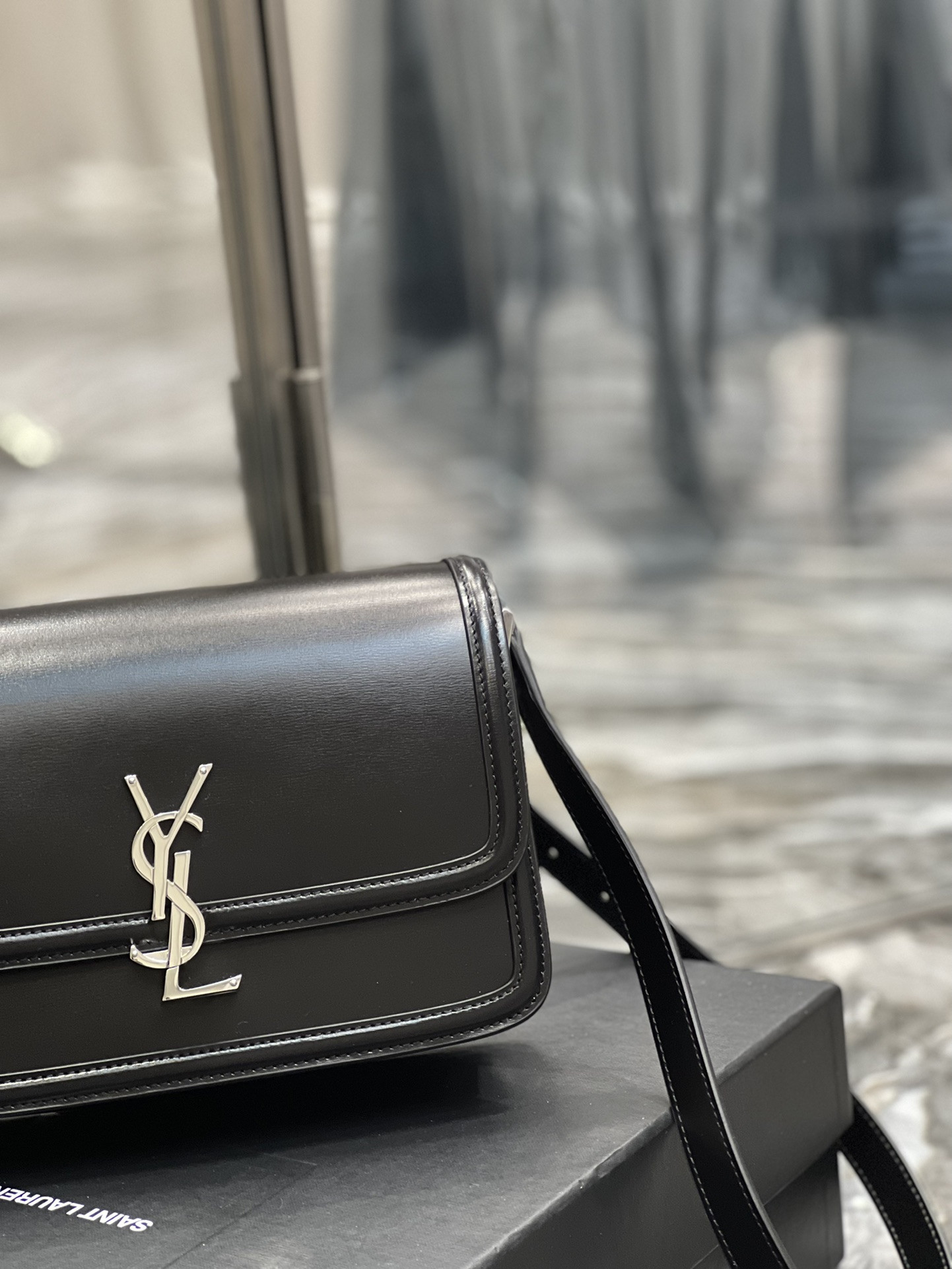 Y51 SOLFERINO MEDIUM IN GLAZED LEATHER BLACK 9.1 X 6.3 X 2.4 INCHES