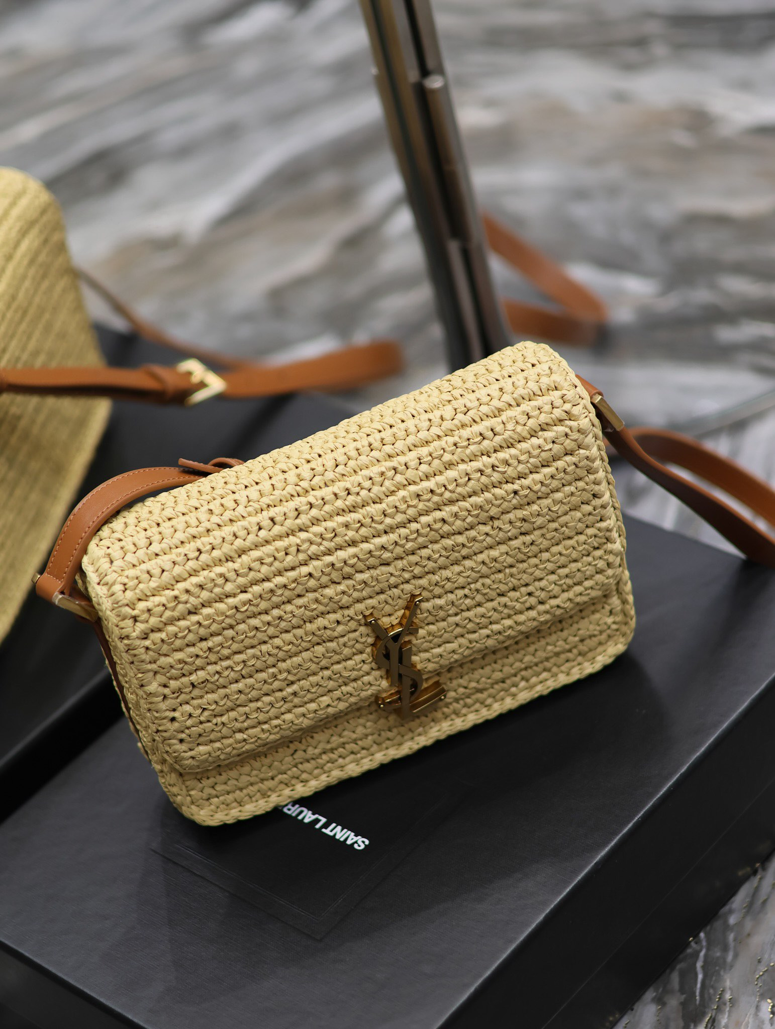 y51 solferino medium in raffia and vegetable-tanned leather naturel and bR1ck 9.1 x 6.3 x 2.4 inches