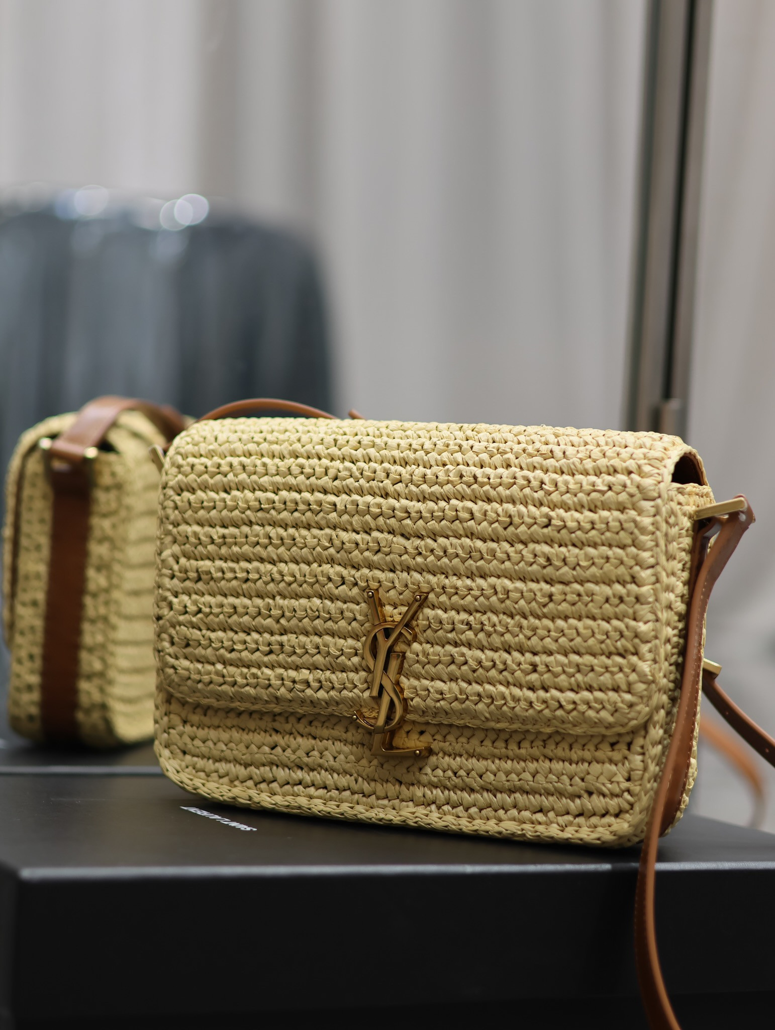 y51 solferino medium in raffia and vegetable-tanned leather naturel and bR1ck 9.1 x 6.3 x 2.4 inches