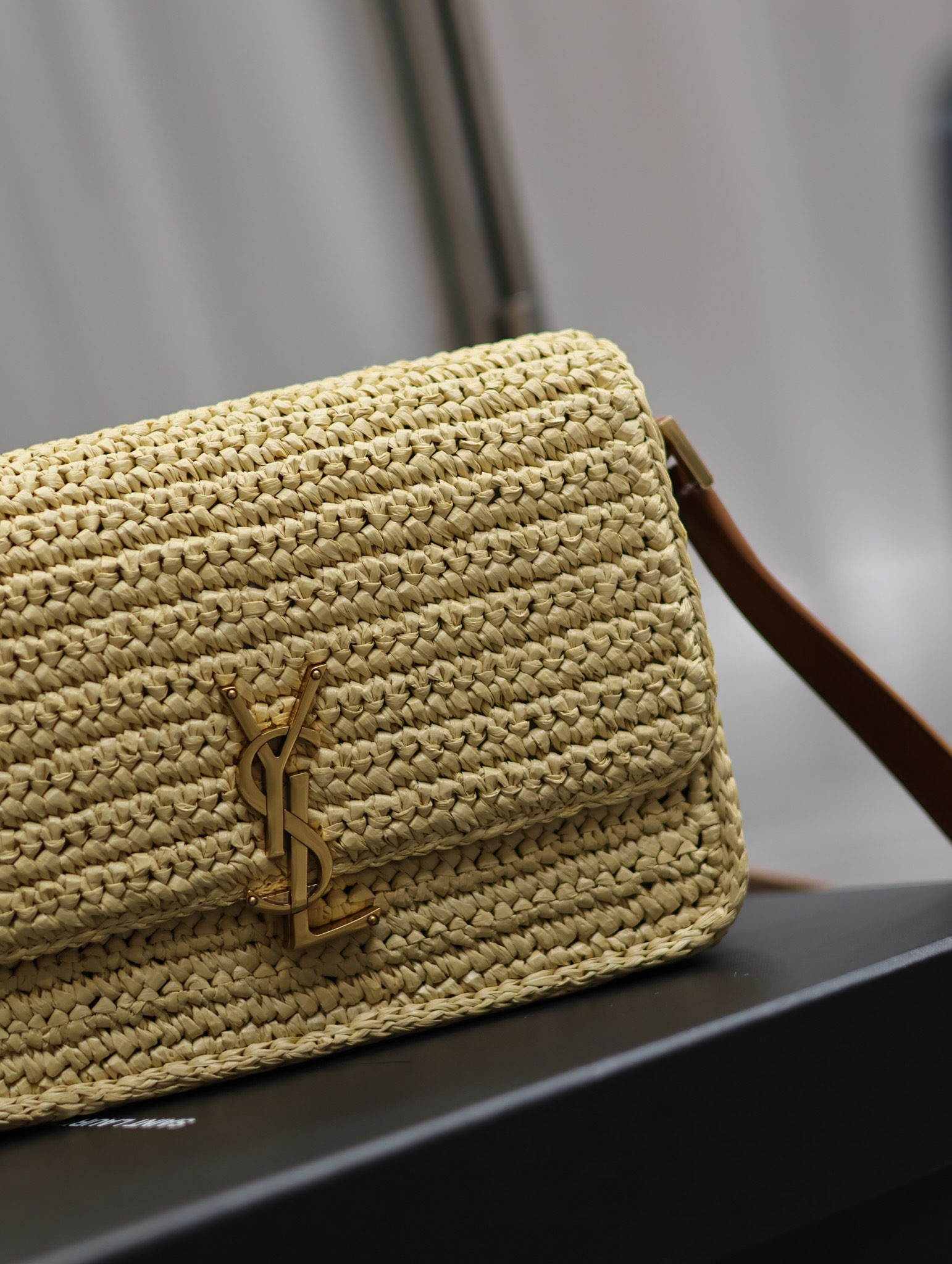 y51 solferino medium in raffia and vegetable-tanned leather naturel and bR1ck 9.1 x 6.3 x 2.4 inches