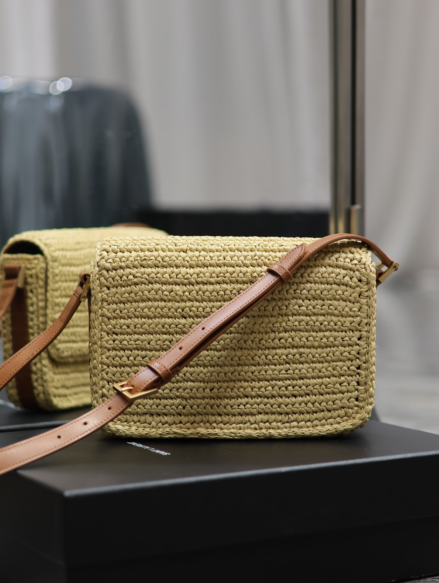y51 solferino medium in raffia and vegetable-tanned leather naturel and bR1ck 9.1 x 6.3 x 2.4 inches