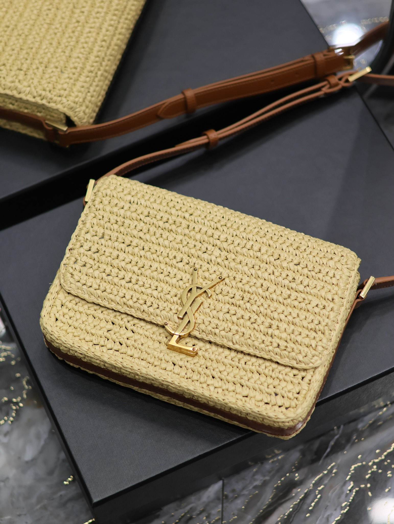 y51 solferino medium in raffia and vegetable-tanned leather naturel and bR1ck 9.1 x 6.3 x 2.4 inches