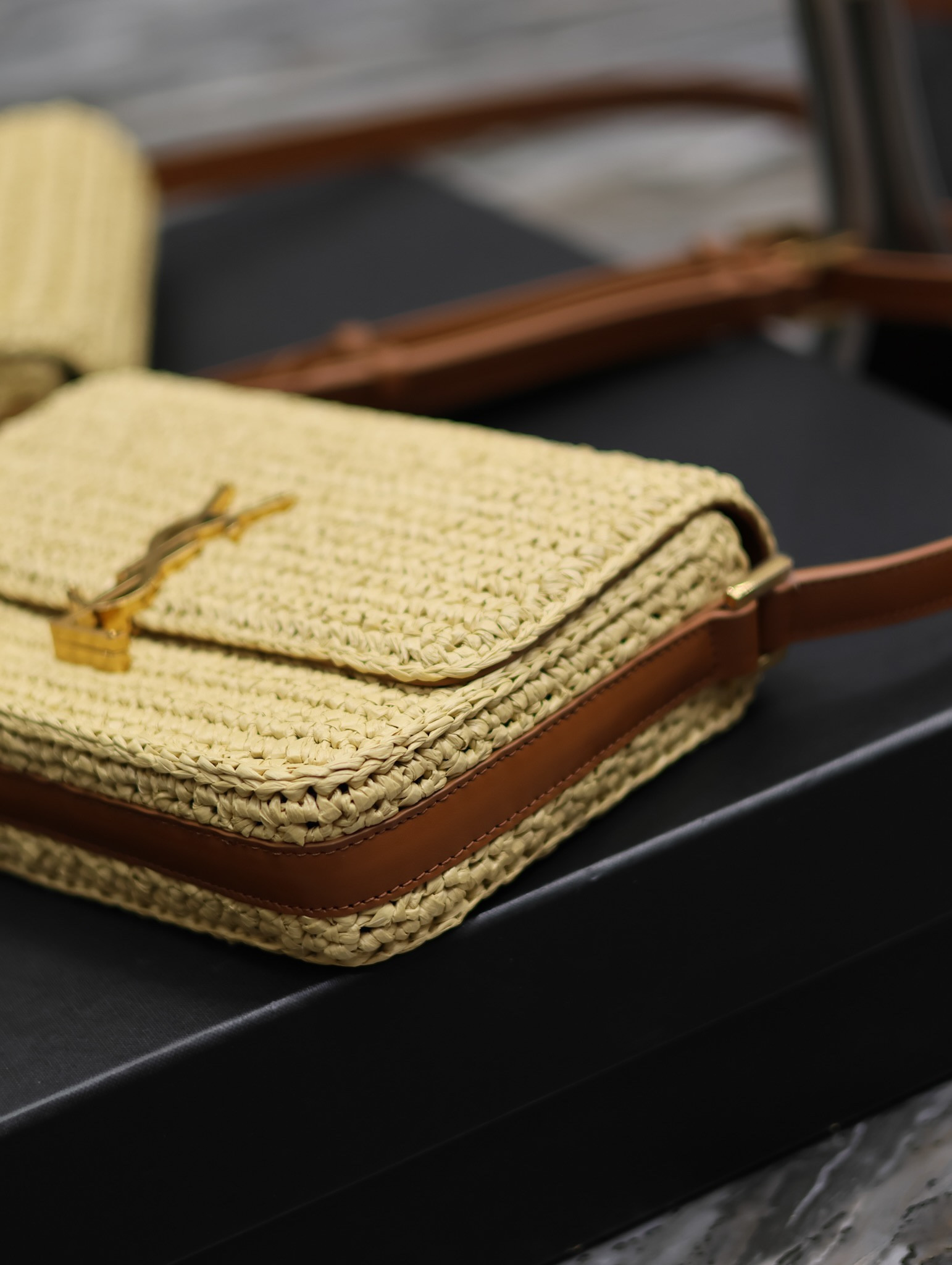 y51 solferino medium in raffia and vegetable-tanned leather naturel and bR1ck 9.1 x 6.3 x 2.4 inches
