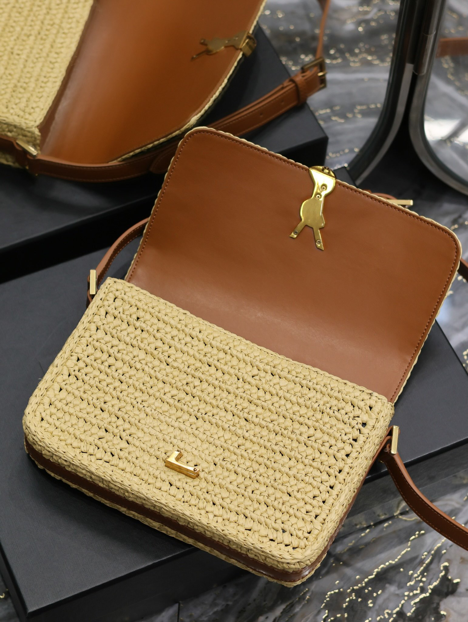 y51 solferino medium in raffia and vegetable-tanned leather naturel and bR1ck 9.1 x 6.3 x 2.4 inches