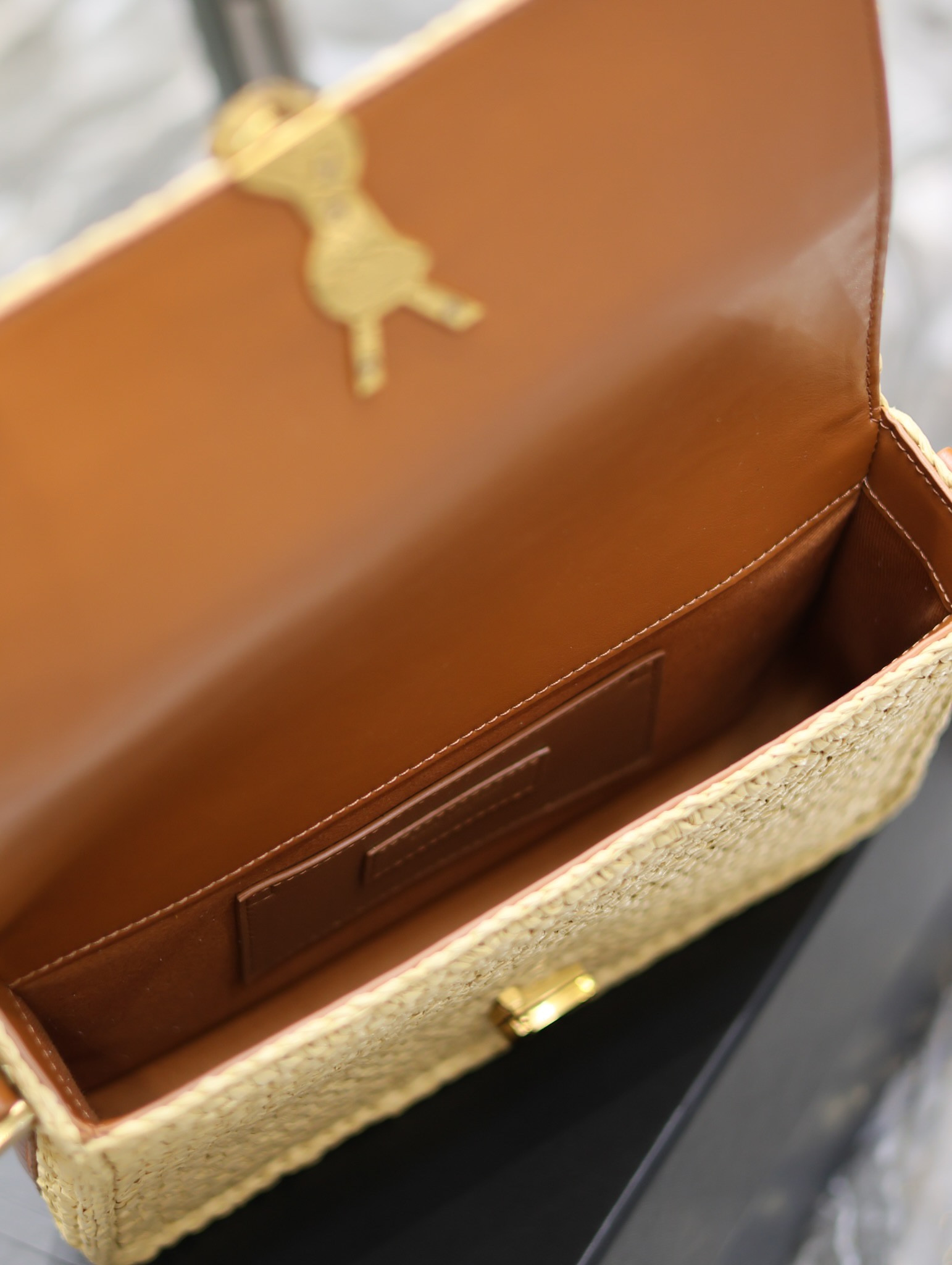 y51 solferino medium in raffia and vegetable-tanned leather naturel and bR1ck 9.1 x 6.3 x 2.4 inches