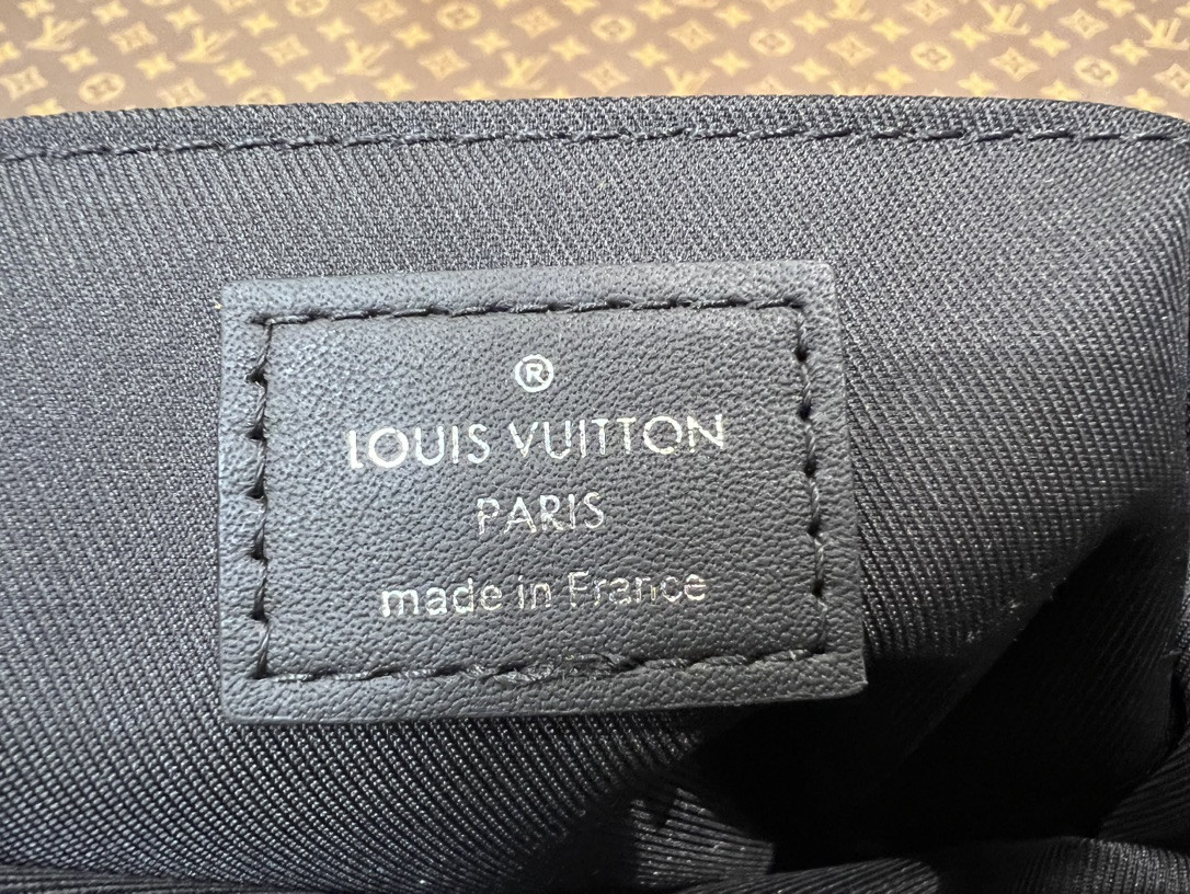 LV M46453 Petit Sac Plat 19 x 22 x 7 CM