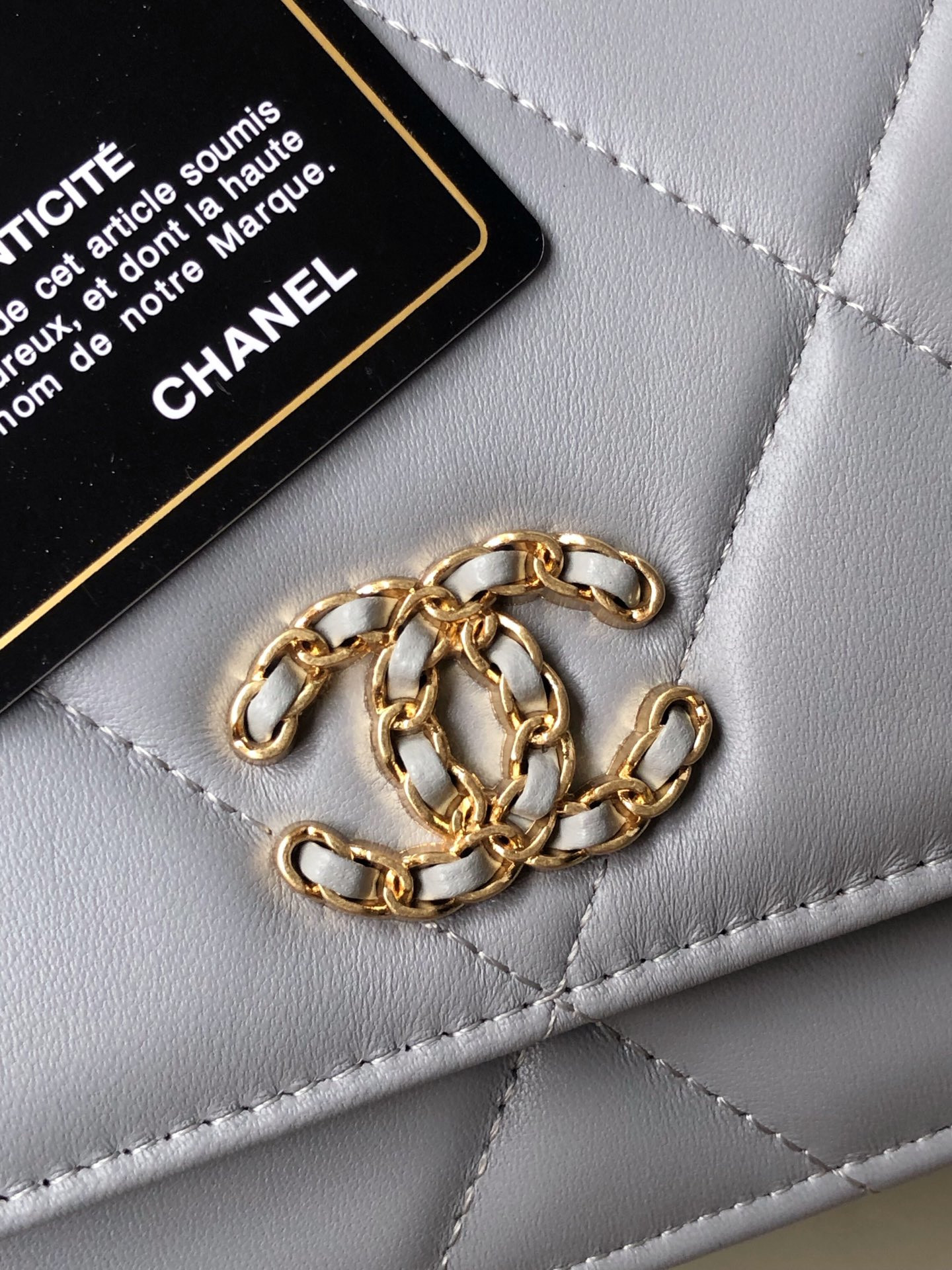 Ch**el CLASSIC WALLET ON CHAIN 4.8 × 7.5 × 1.4 in