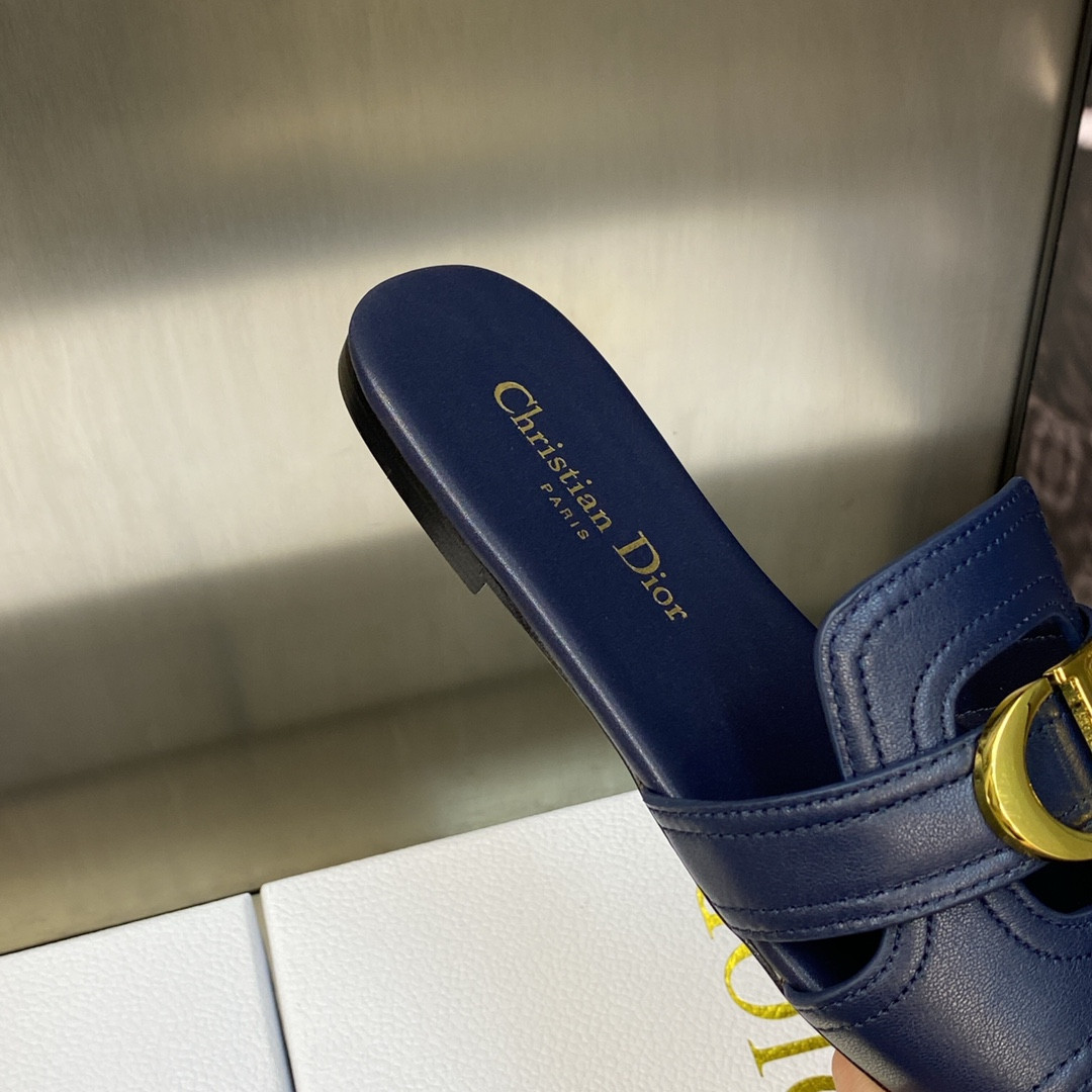 UA D10r 30 Montaigne Slide