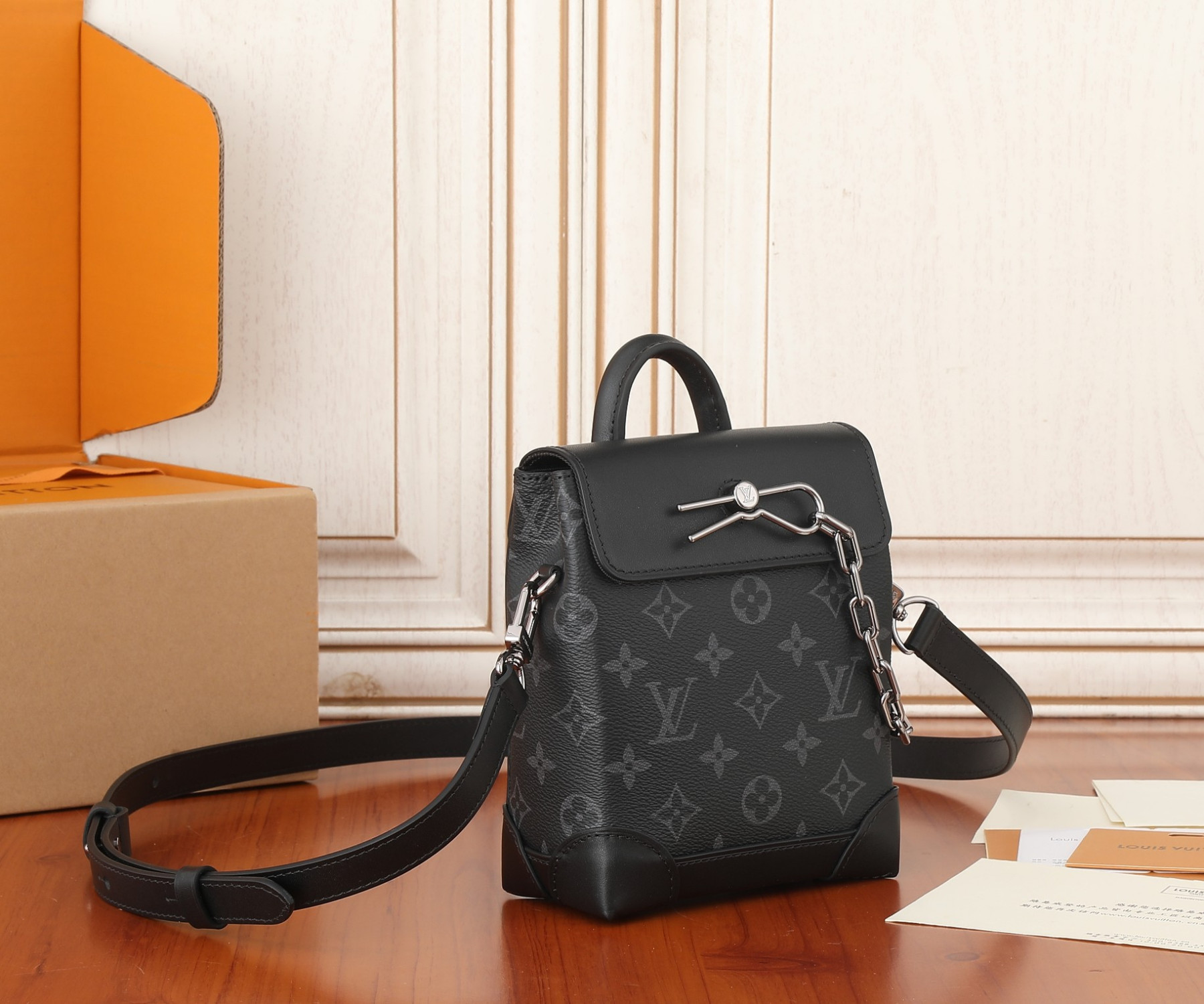 LV Nano Steamer M82774 5.9 x 7.1 x 2.8 in