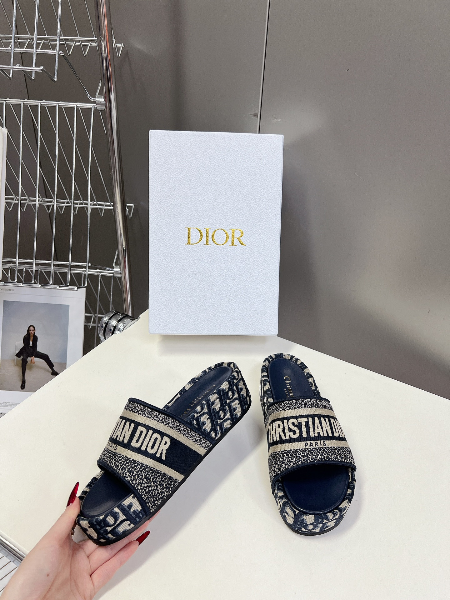UA D10r Platform Sandals