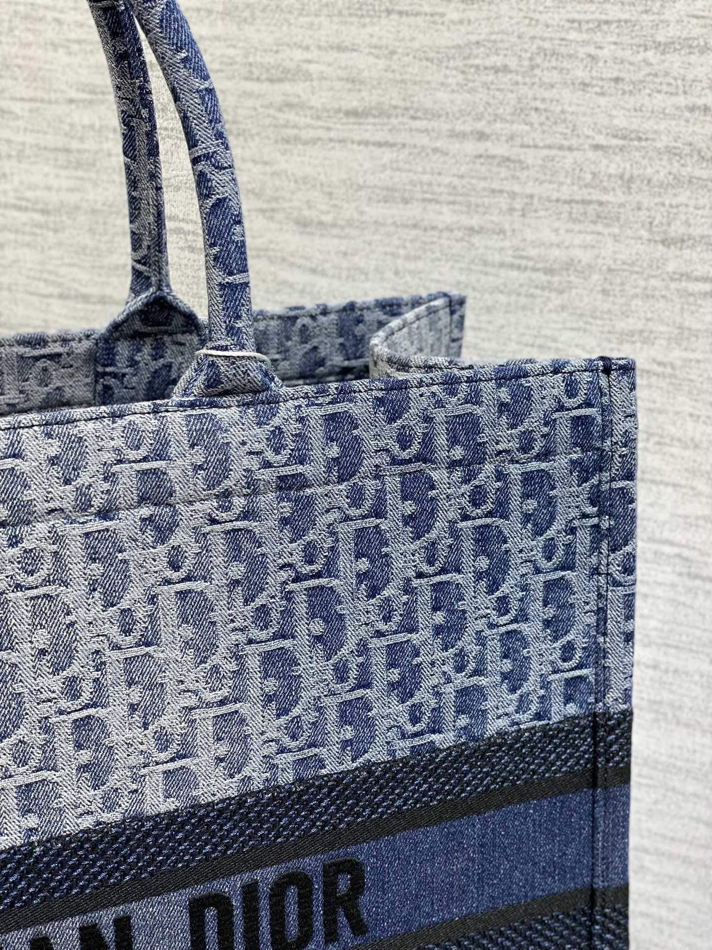 large d10r book tote blue De*1m d10r oblique jacquard  42 x 35 x 18.5 cm
