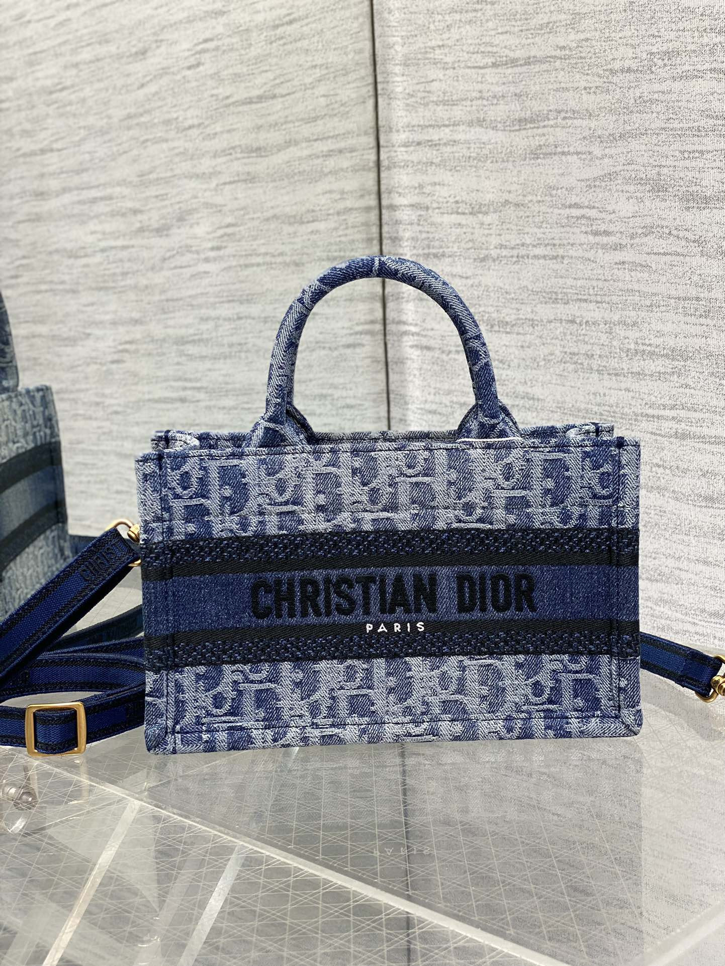 mini d10r book tote blue De*1m d10r oblique jacquard 21.5 x 13 x 7.5 cm