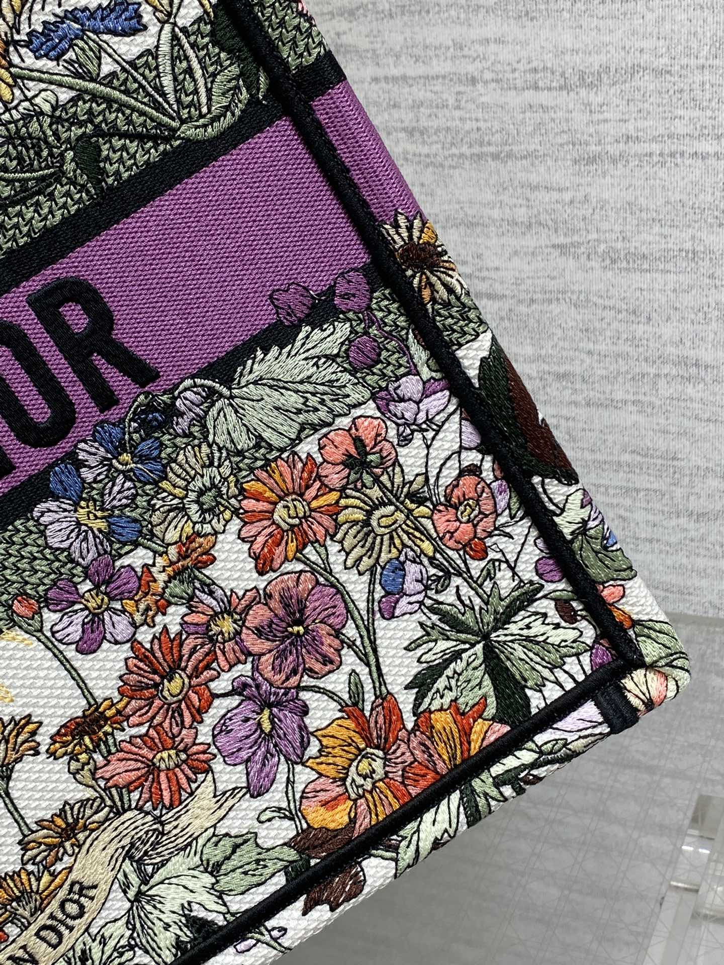 Medium D10r Book Tote Ecru Multicolor D10r 4 Saisons Été Soleil Embroidery 36 x 27.5 x 16.5 cm