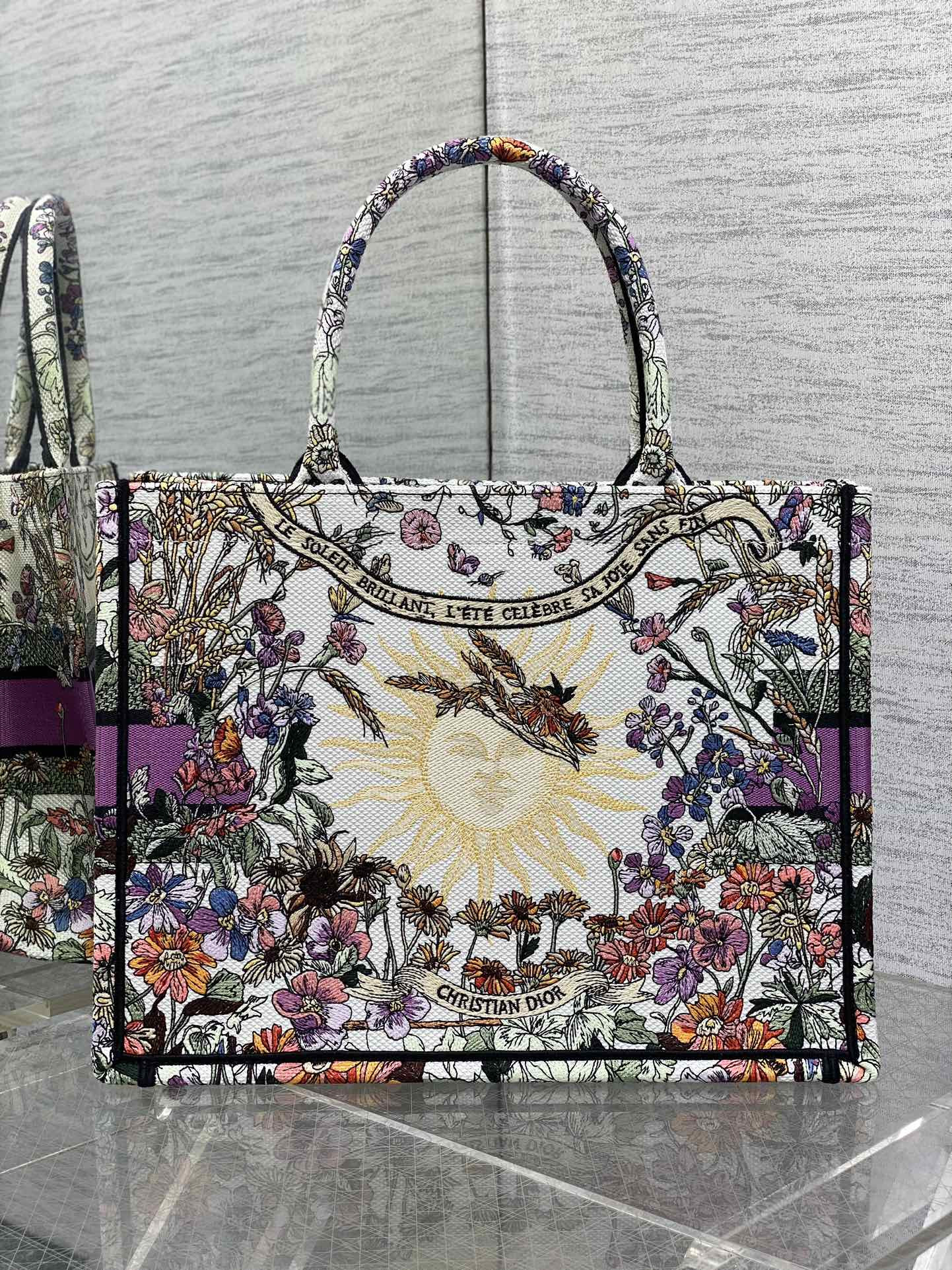 Medium D10r Book Tote Ecru Multicolor D10r 4 Saisons Été Soleil Embroidery 36 x 27.5 x 16.5 cm