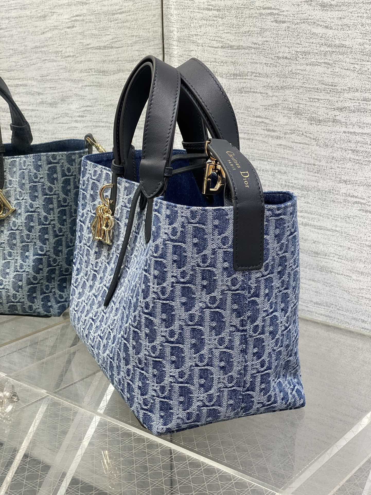 medium d10r toujours bag blue De*1m d10r oblique jacquard 28.5 x 21.5 x 17 cm