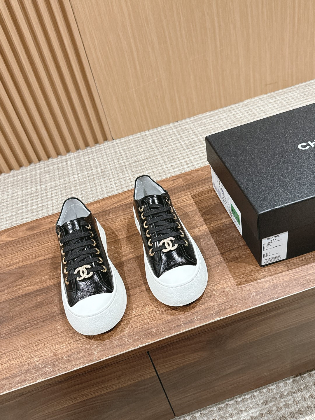 UA Ch**el SNEAKER