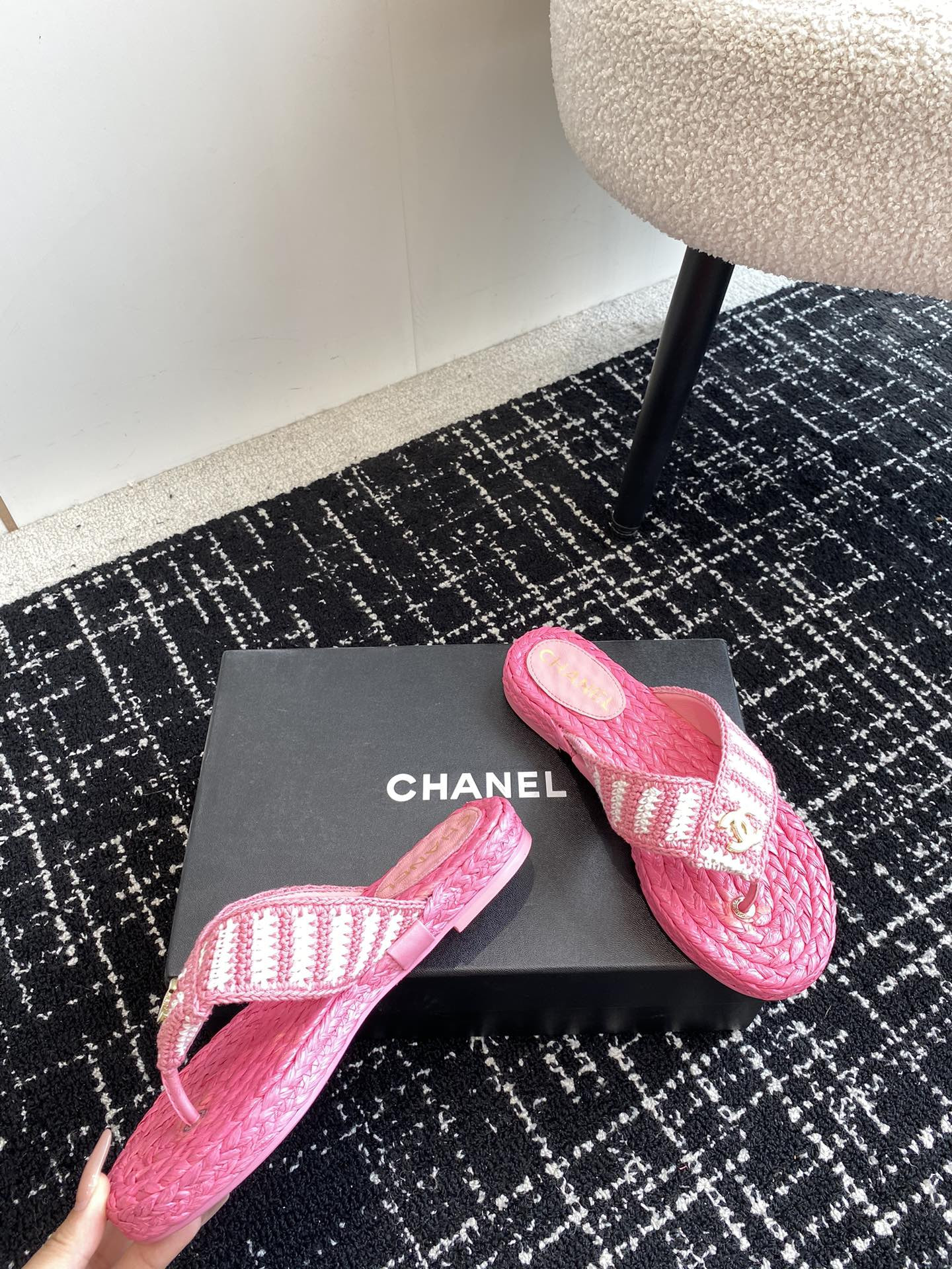 UA Ch**el THONGS SLIDES