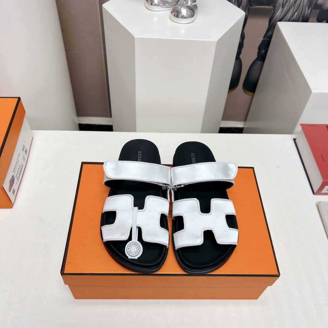 UA H**me5 Chypre sandal