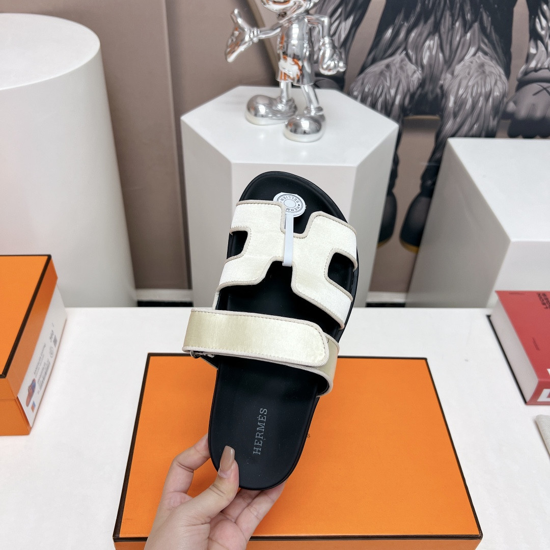 UA H**me5 Chypre sandal