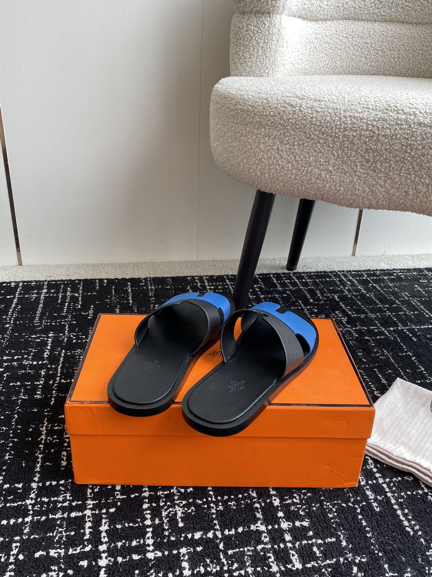 UA H**me5 Izmir sandal
