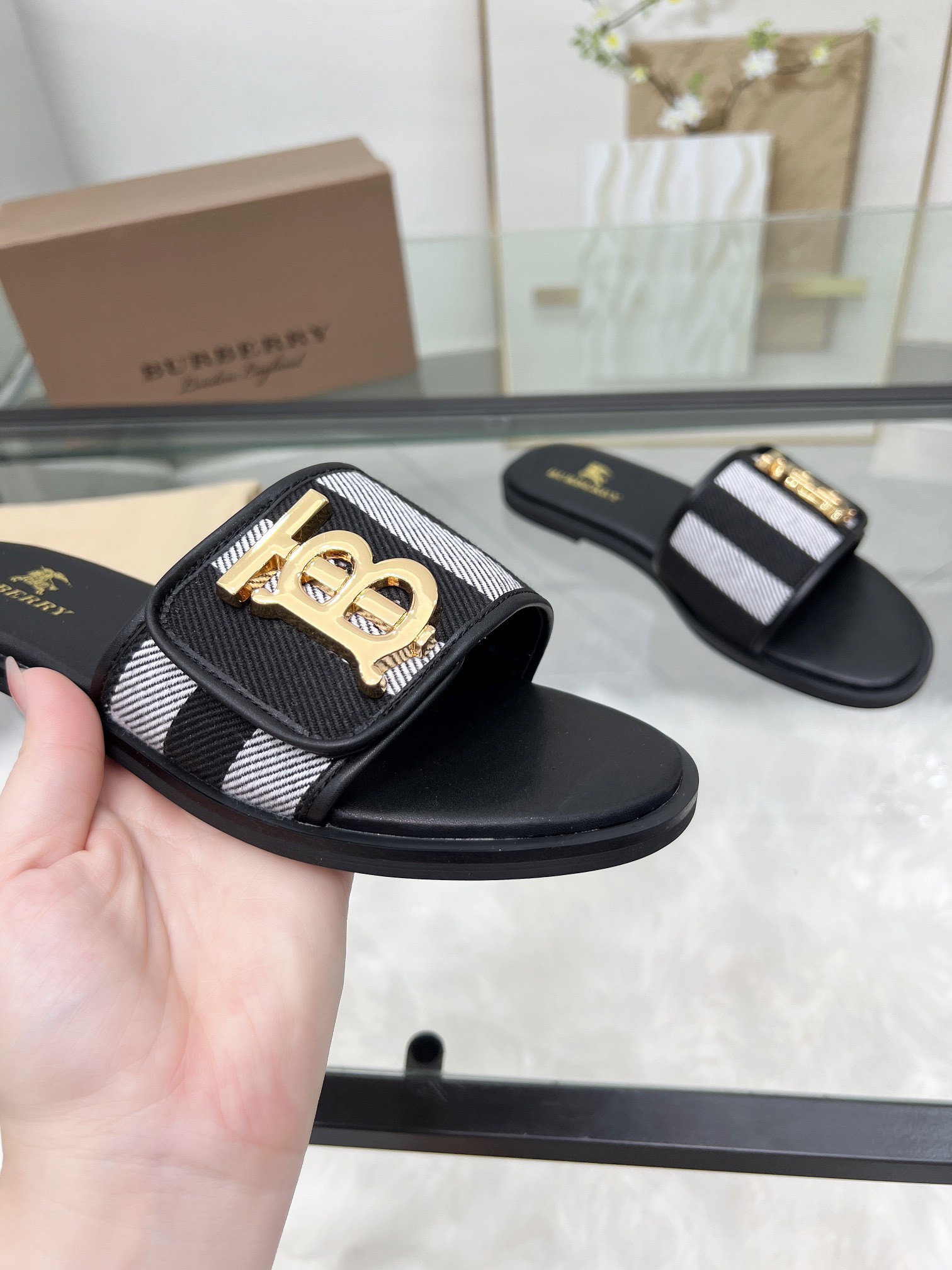 UA Bv*b*rry Slides