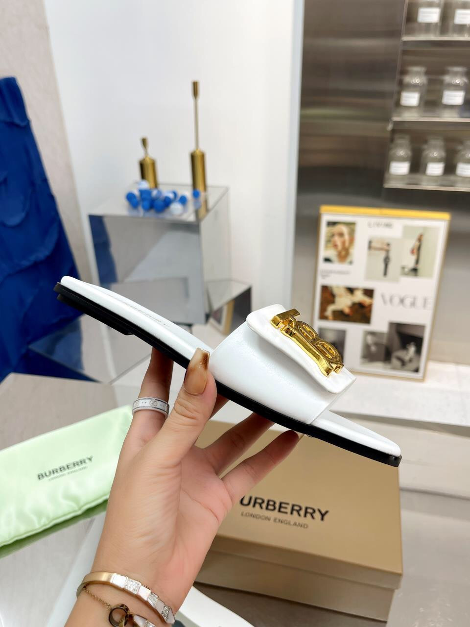 UA Bv*b*rry Slides
