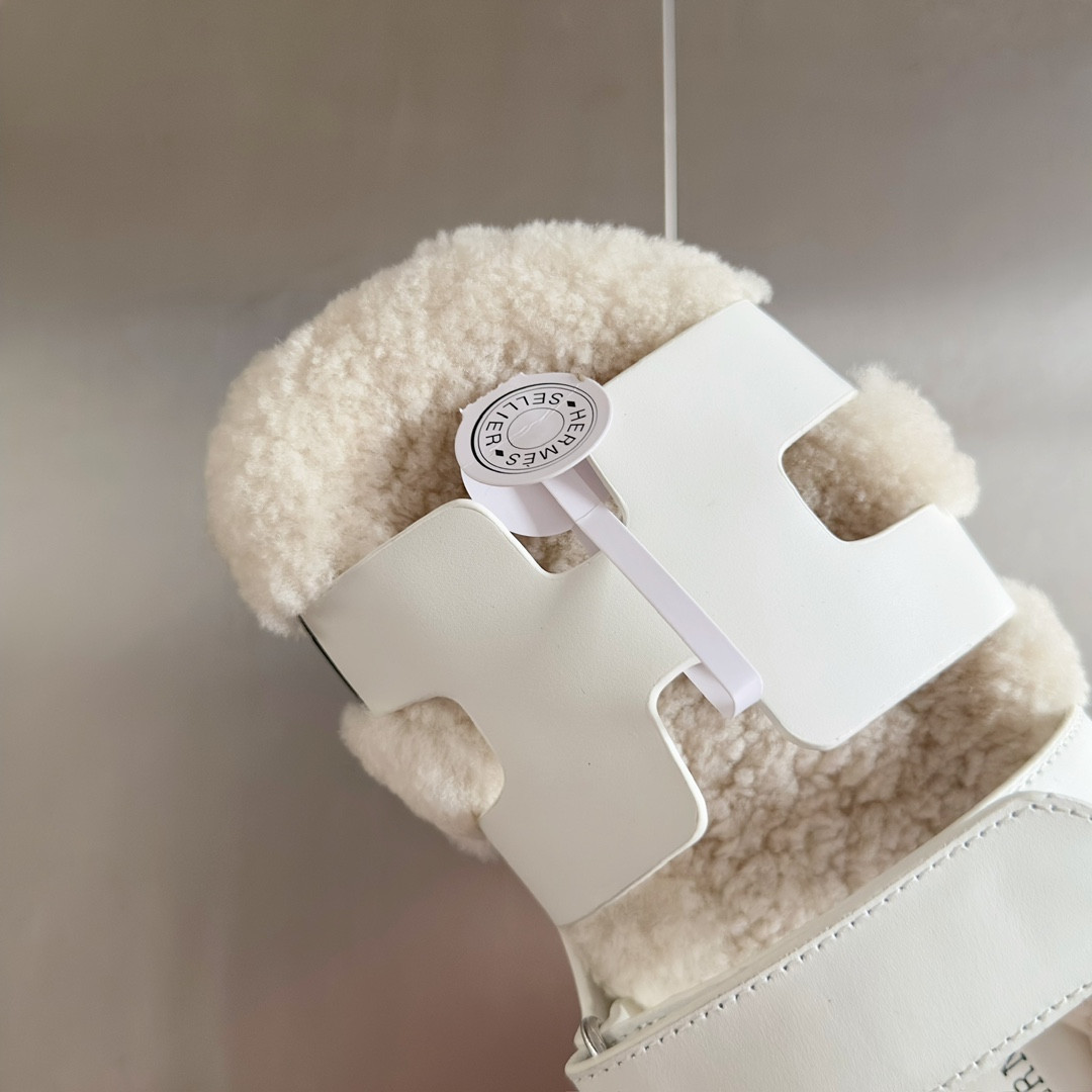 UA H**me5 Chypre sandal