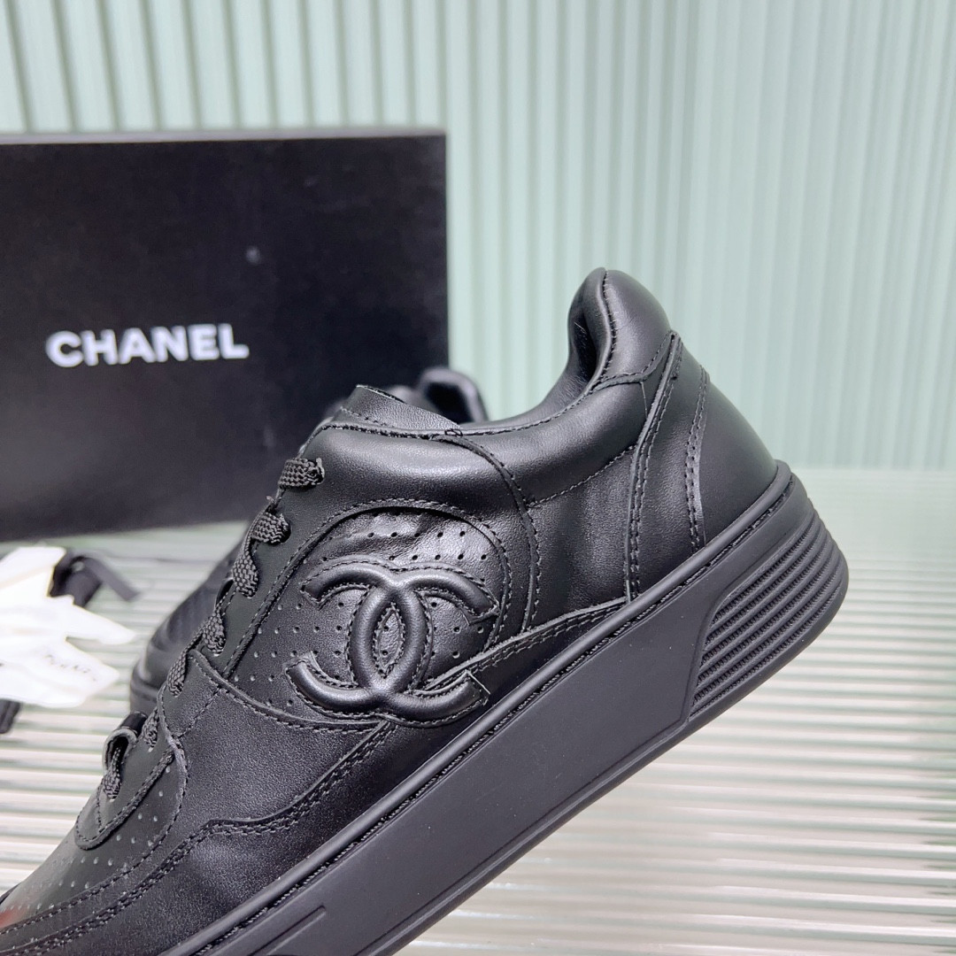 UA Ch**el SNEAKER