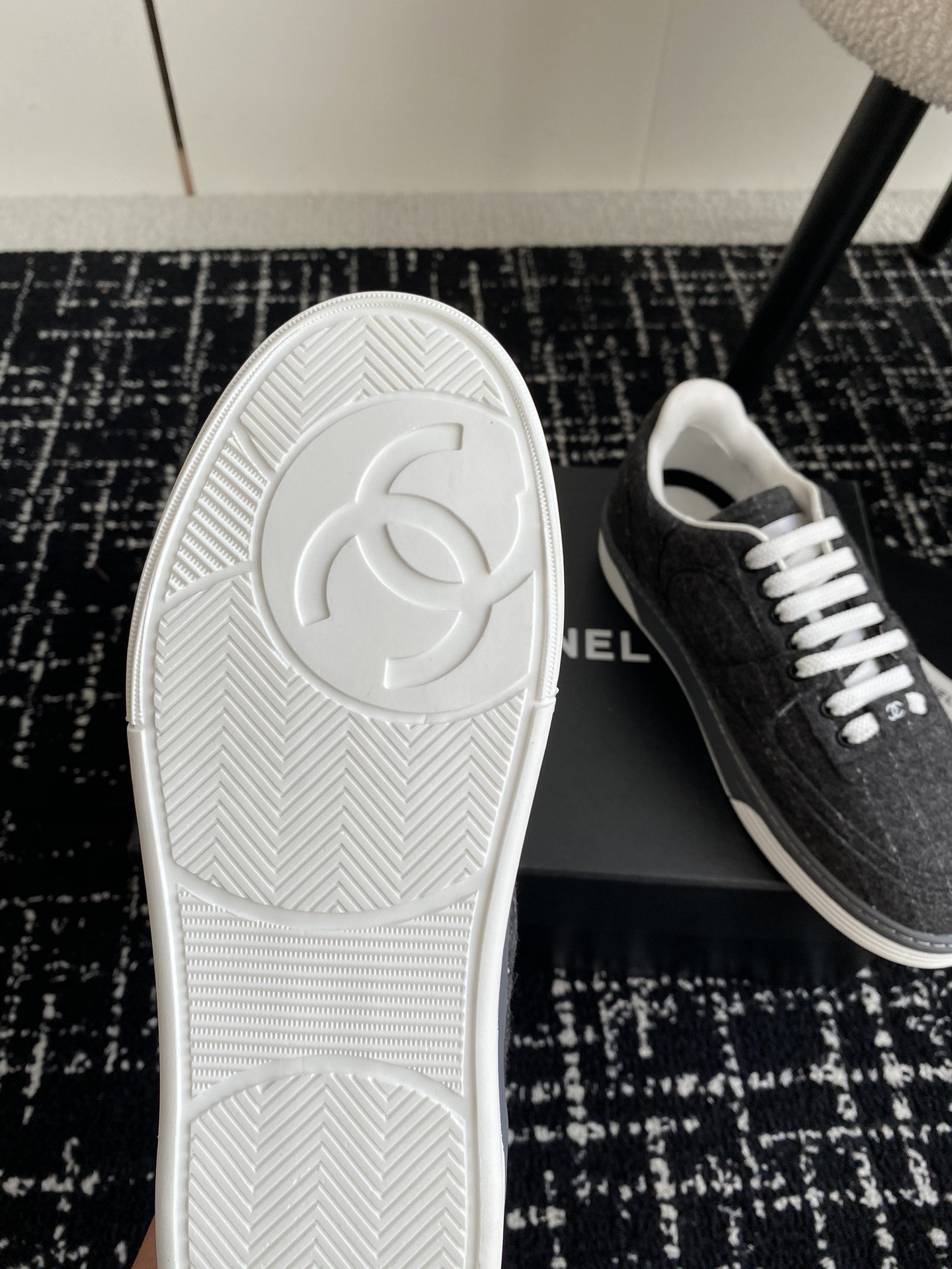 UA Ch**el SNEAKER
