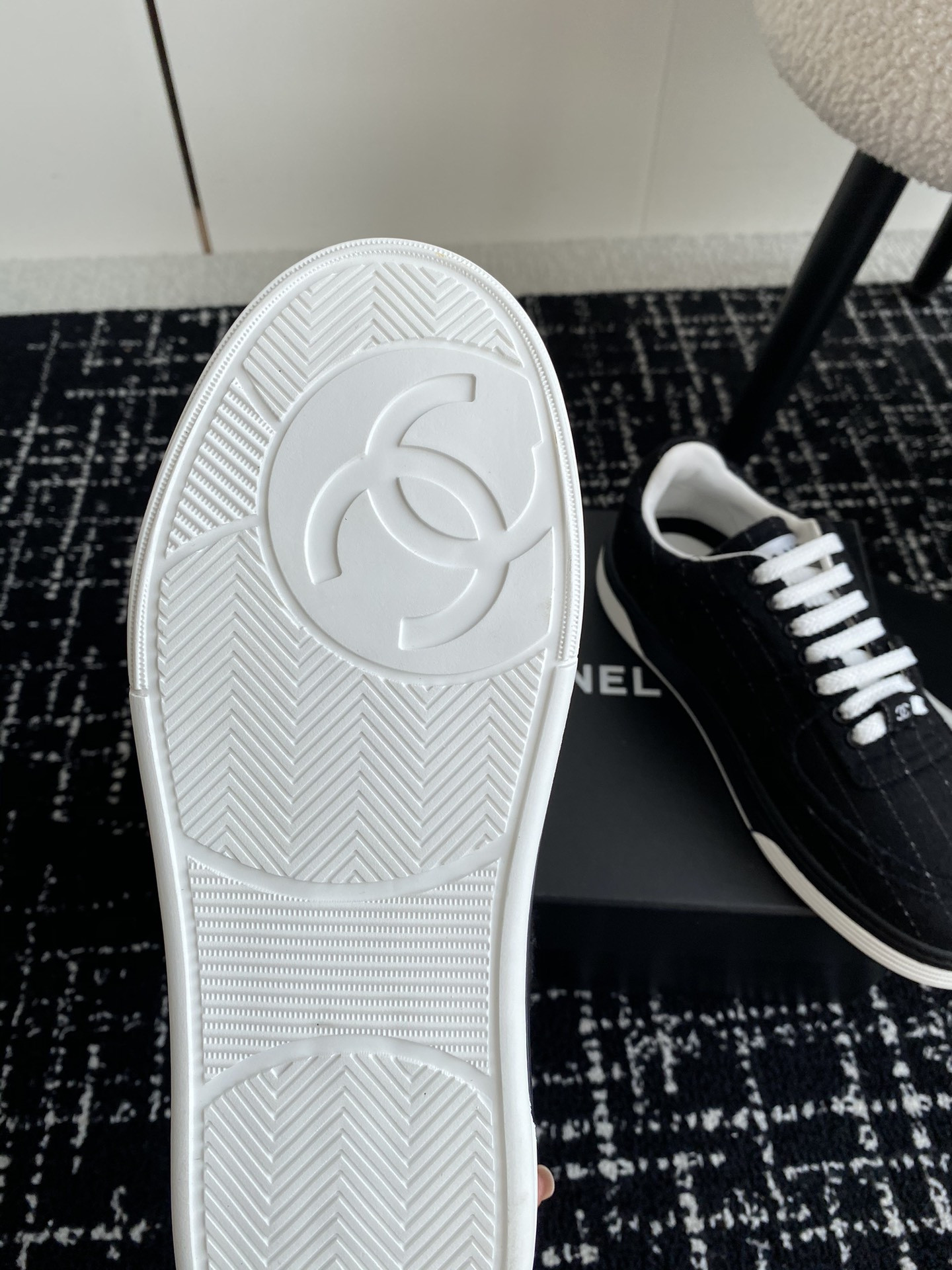 UA Ch**el SNEAKER
