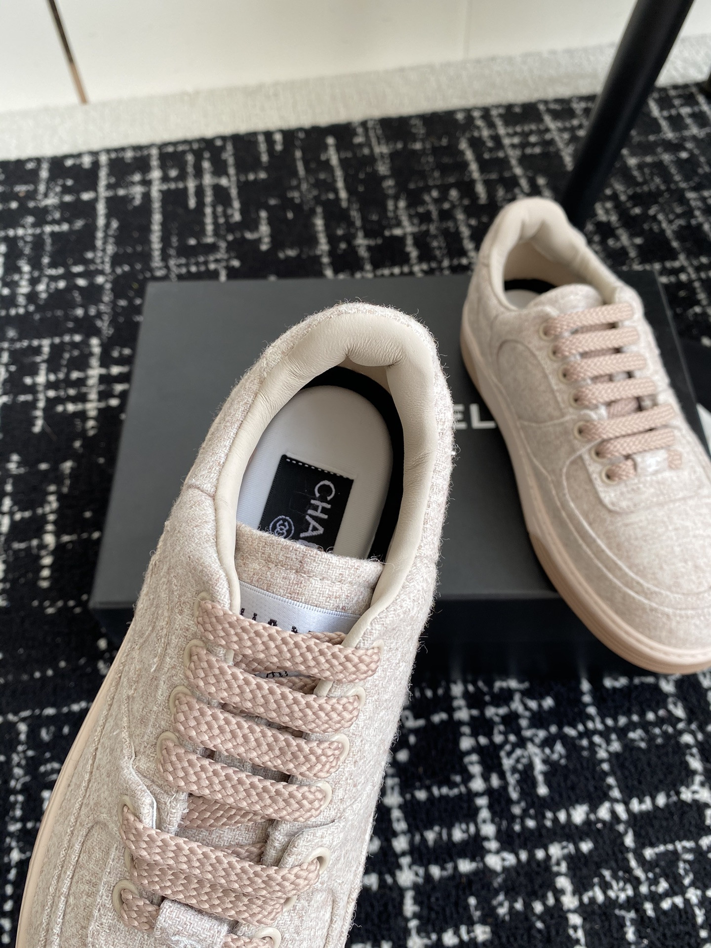 UA Ch**el SNEAKER