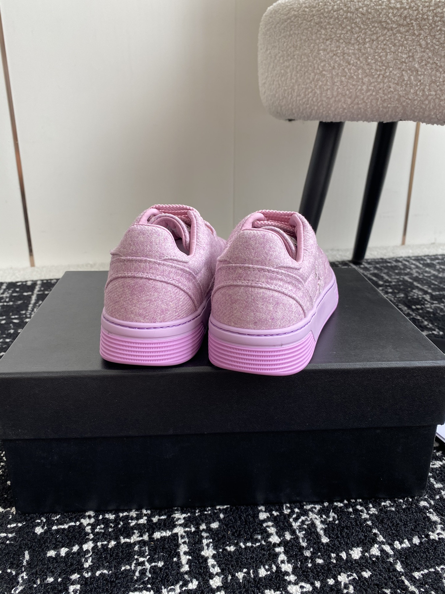 UA Ch**el SNEAKER