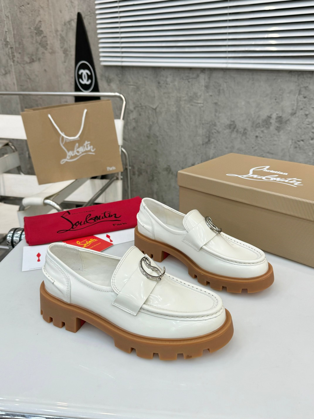 UA Chr1st1an Louboutin(CL) logo design,the latest runway version of the red-soled shoes
