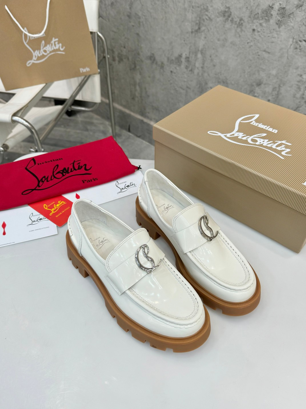 UA Chr1st1an Louboutin(CL) logo design,the latest runway version of the red-soled shoes